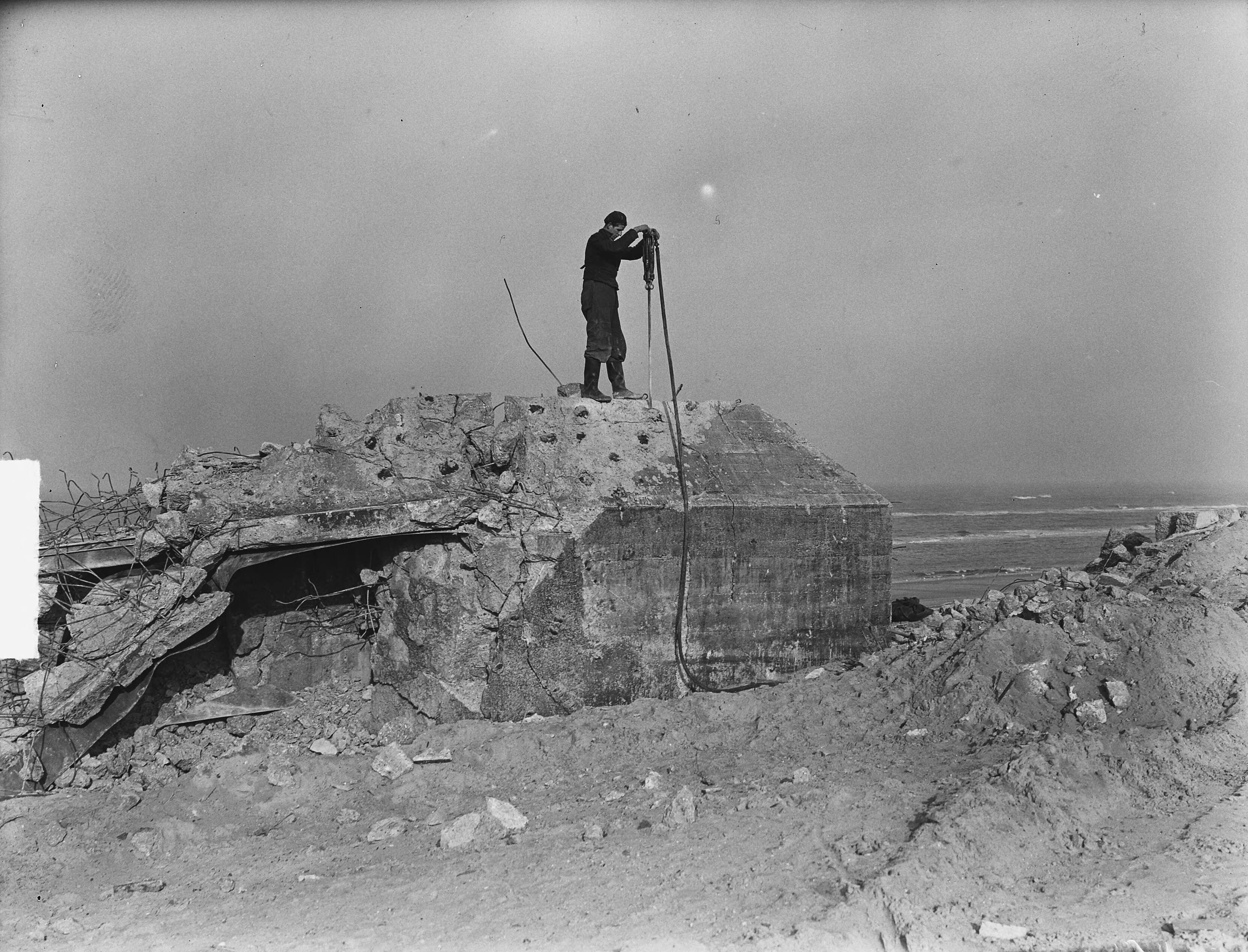 Fotocollectie Anefo — Bunkers opruimen in Zandvoort — Foto: Pot, Harry / Anefo. Licentie: Set B: Rechtenvrij / Publiek Domein. Bron: Nationaal Archief. http://hdl.handle.net/10648/a8e65702-d0b4-102d-bcf8-003048976d84