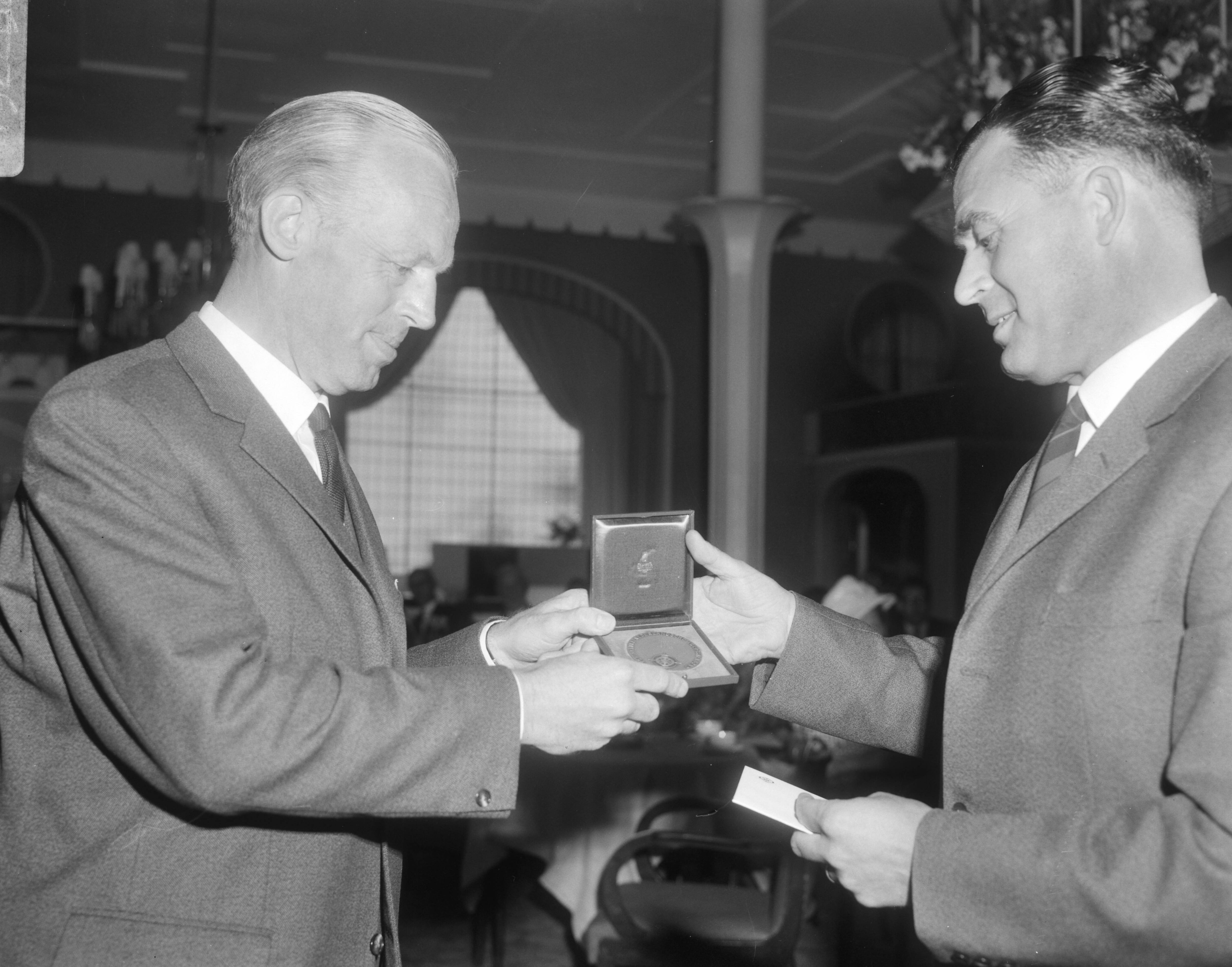 Fotocollectie Anefo — Uitreiking ANWB-prijzen te Den Haag , H.A. Bollen (journalist Geldertender) — Foto: Bilsen, Joop van / Anefo. Licentie: Set B: Rechtenvrij / Publiek Domein. Bron: Nationaal Archief. http://hdl.handle.net/10648/aaed434e-d0b4-102d-bcf8-003048976d84