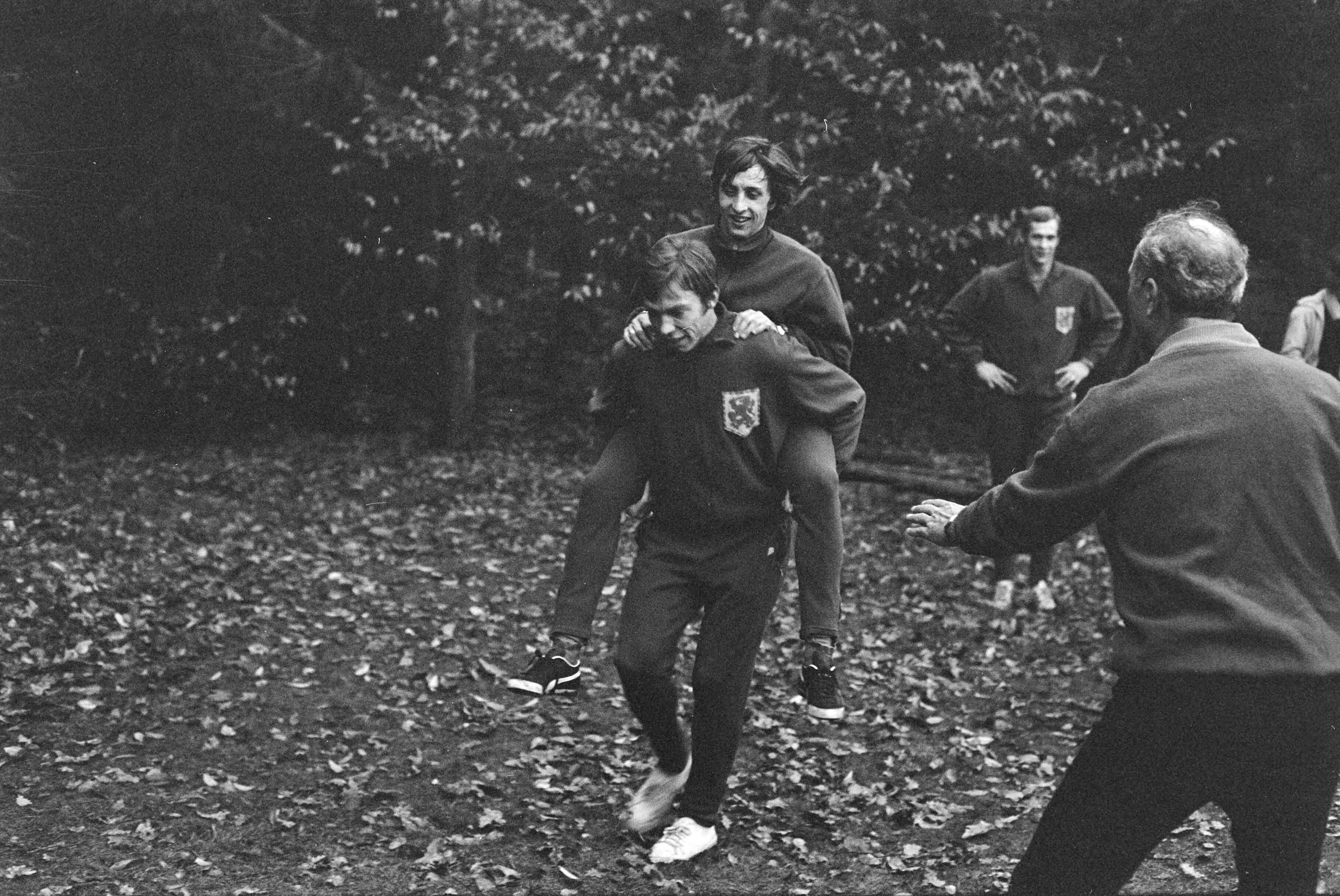 Fotocollectie Anefo — Nederlands elftal bijeen, voor vriendschappelijke wedstrijd tegen Roemenië, in Zeist; Cruijff op rug van Mulder — Foto: Verhoeff, Bert / Anefo. Licentie: Set B: Rechtenvrij / Publiek Domein. Bron: Nationaal Archief. http://hdl.handle.net/10648/ababb2c0-d0b4-102d-bcf8-003048976d84