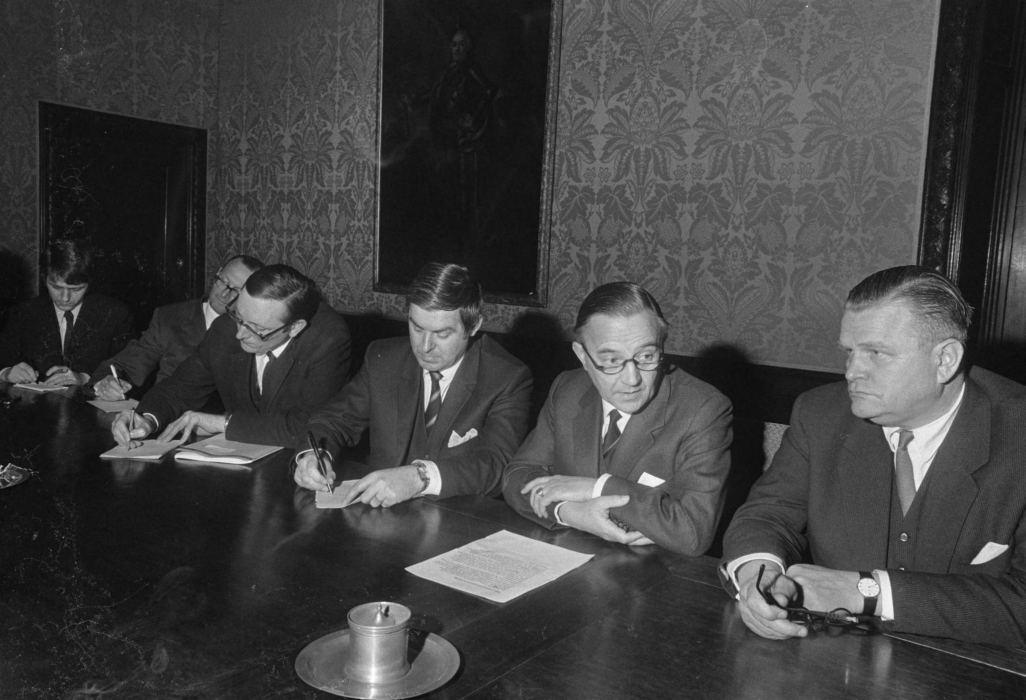 Fotocollectie Anefo — Intern Beraad van regering over benoeming tot gouverneur Nederlandse Antillen dr. E. Jonckheer in Den Haag . Zie 232356 — Foto: Mieremet, Rob / Anefo. Licentie: Set B: Rechtenvrij / Publiek Domein. Bron: Nationaal Archief. http://hdl.handle.net/10648/ab8c7d60-d0b4-102d-bcf8-003048976d84