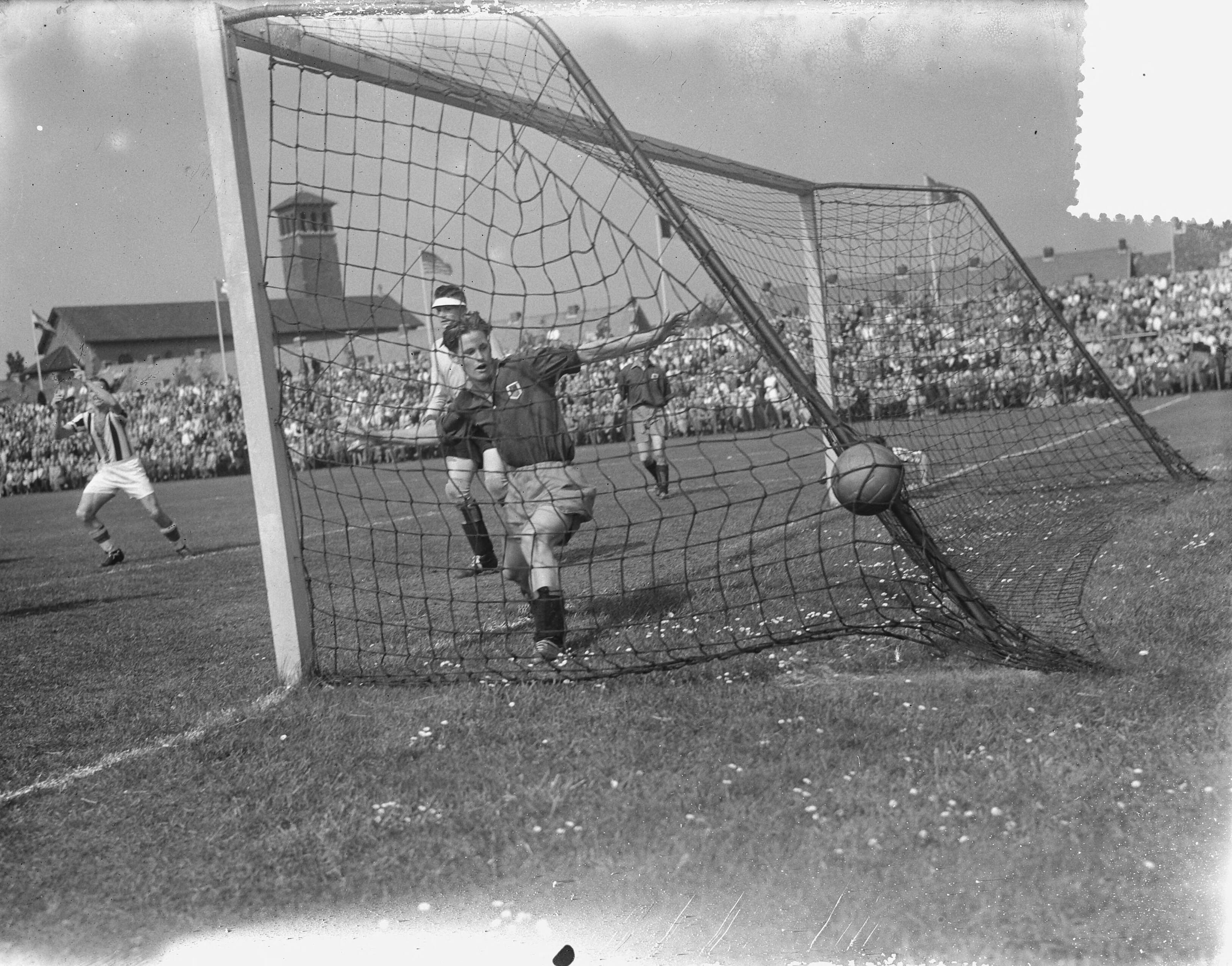 Fotocollectie Anefo — Voetbal. Nederlands kampioenschap. Haarlem-Willem II 2-3. Doelpunt van Willem II — Foto: Behrens, Herbert F. / Anefo. Licentie: Set B: Rechtenvrij / Publiek Domein. Bron: Nationaal Archief. http://hdl.handle.net/10648/a8fa0176-d0b4-102d-bcf8-003048976d84