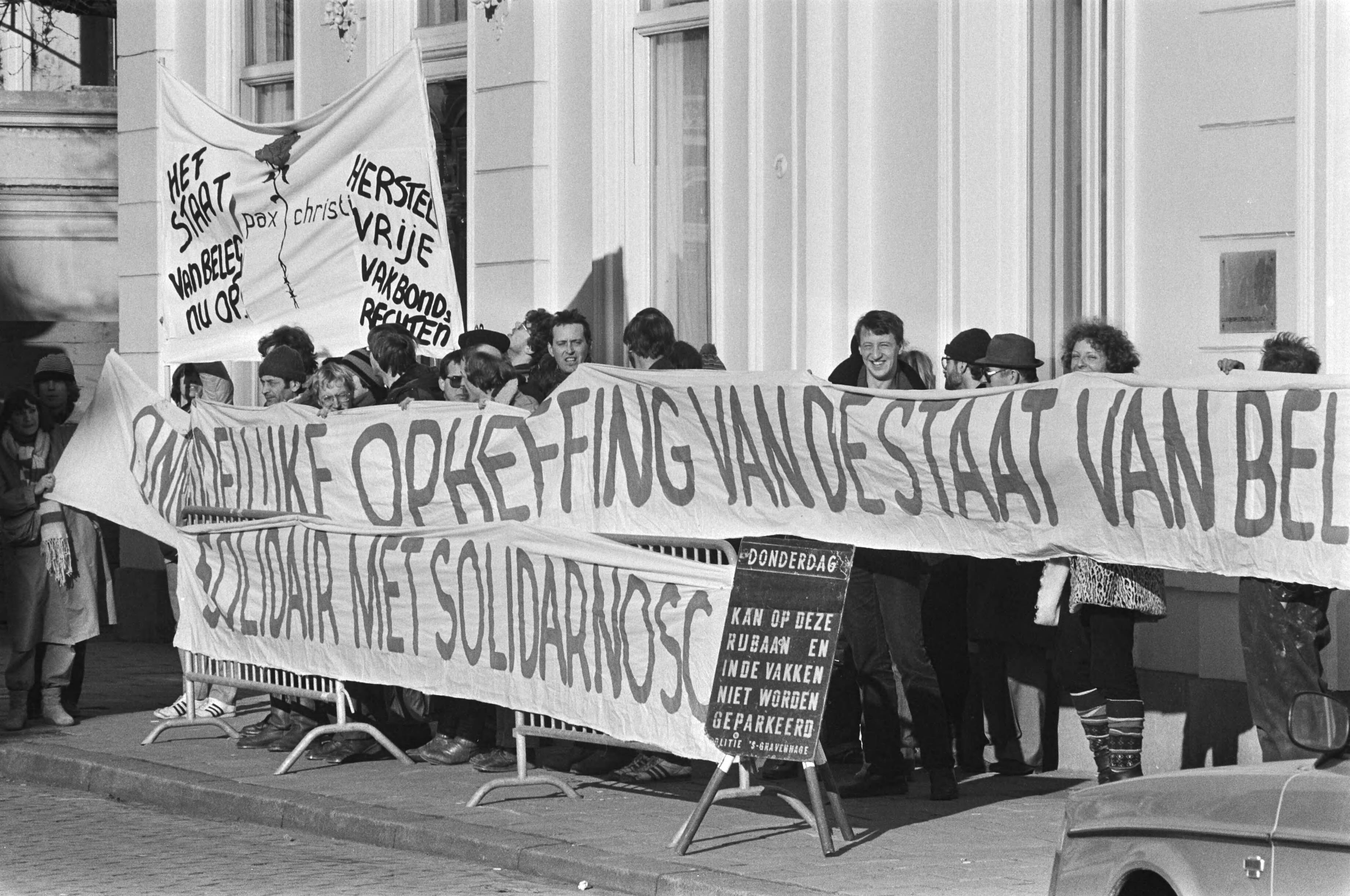 Fotocollectie Anefo — Picket-line voor Poolse ambassade in Den Haag door het Polen Comite en hadden gesprek met Poolse ambassadeur — Foto: Croes, Rob C. / Anefo. Licentie: Set B: Rechtenvrij / Publiek Domein. Bron: Nationaal Archief. http://hdl.handle.net/10648/ad0d4750-d0b4-102d-bcf8-003048976d84