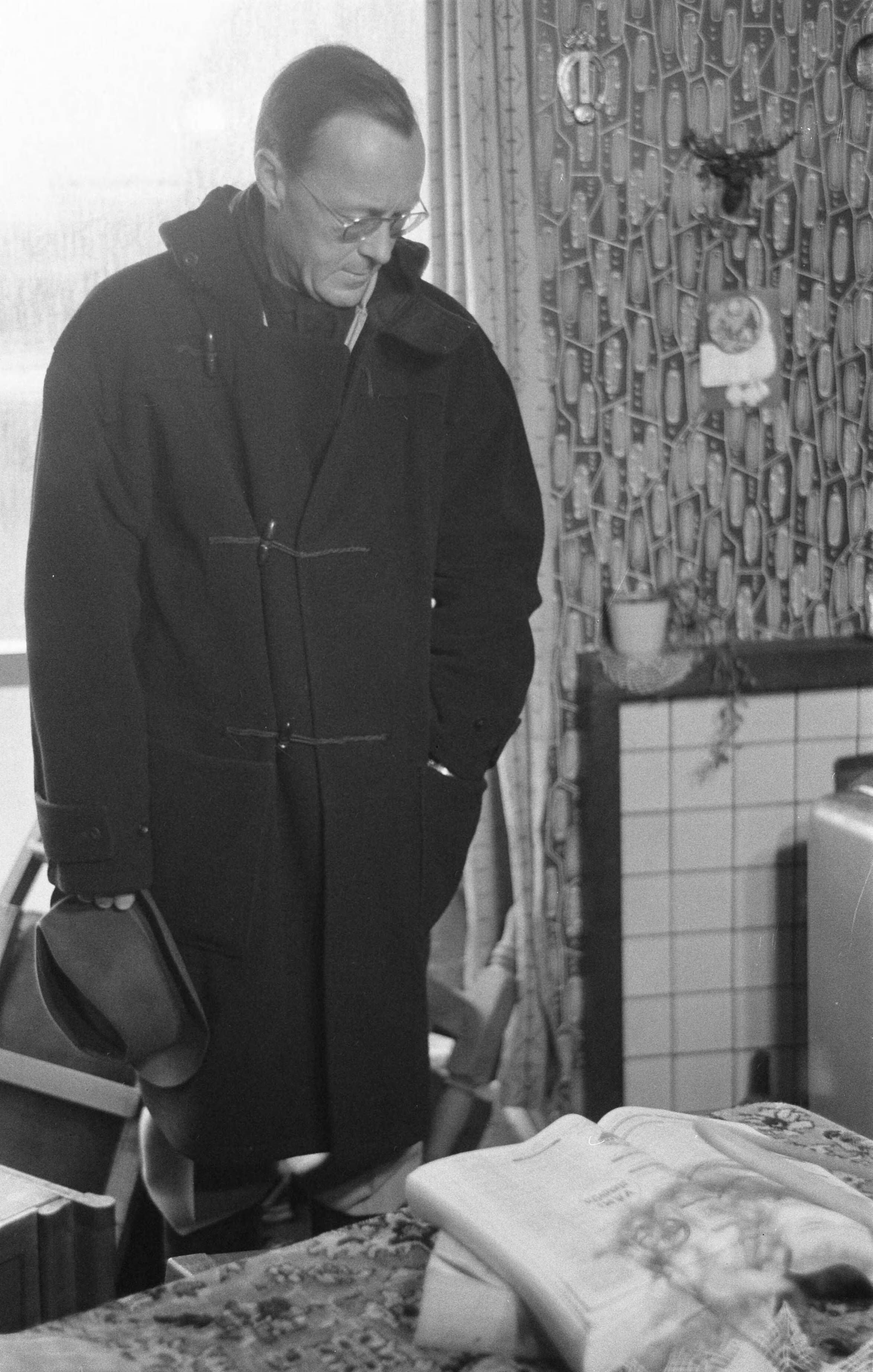Ramp Tuindorp Oostzaan — Ramp Tuindorp Oostzaan, de terugkeer. Prins Bernhard in woning — Foto: Pot, Harry / Anefo. Licentie: Set B: Rechtenvrij / Publiek Domein. Bron: Nationaal Archief. http://hdl.handle.net/10648/a9a6e4e0-d0b4-102d-bcf8-003048976d84
