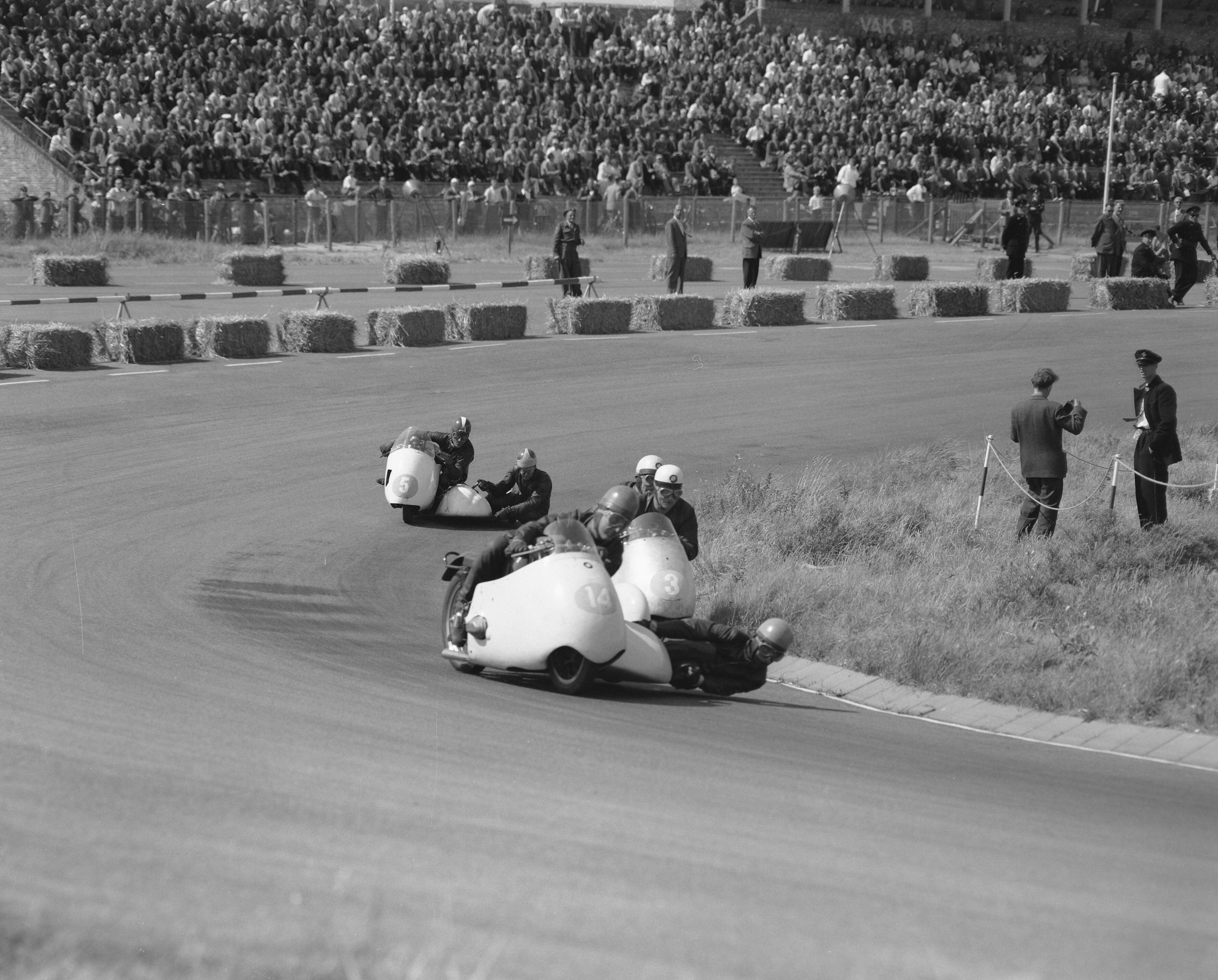 Fotocollectie Anefo — KNMV-motorraces en zijspanraces op het circuit van Zandvoort. Zijspannen onder aan de Hunzerug — Foto: Bilsen, Joop van / Anefo. Licentie: Set B: Rechtenvrij / Publiek Domein. Bron: Nationaal Archief. http://hdl.handle.net/10648/a964ae4a-d0b4-102d-bcf8-003048976d84