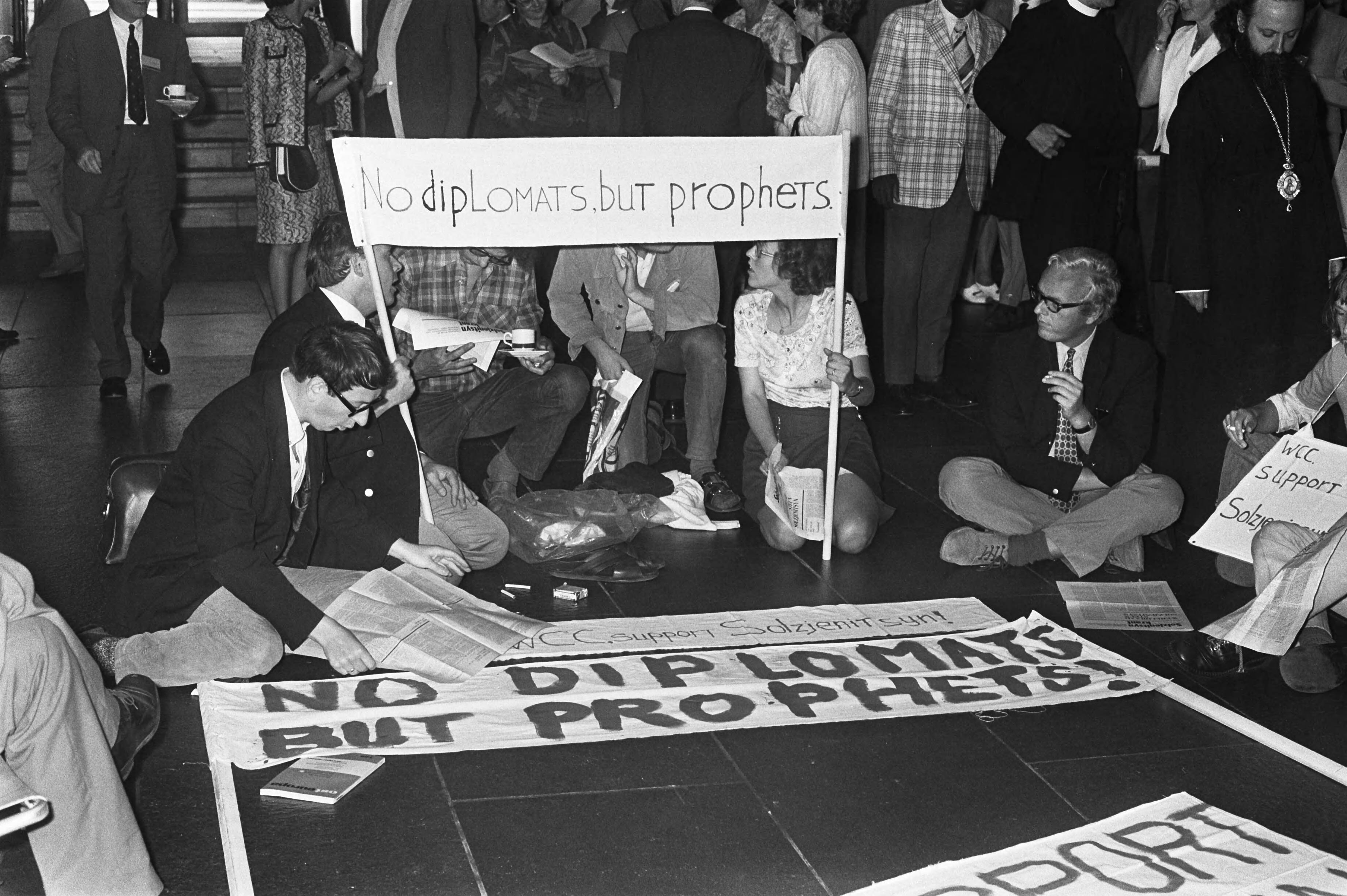 Fotocollectie Anefo — Congres Wereldraad van Kerken in Utrecht, aktiegroep — Foto: Croes, Rob C. / Anefo. Licentie: Set B: Rechtenvrij / Publiek Domein. Bron: Nationaal Archief. http://hdl.handle.net/10648/abf25f7c-d0b4-102d-bcf8-003048976d84