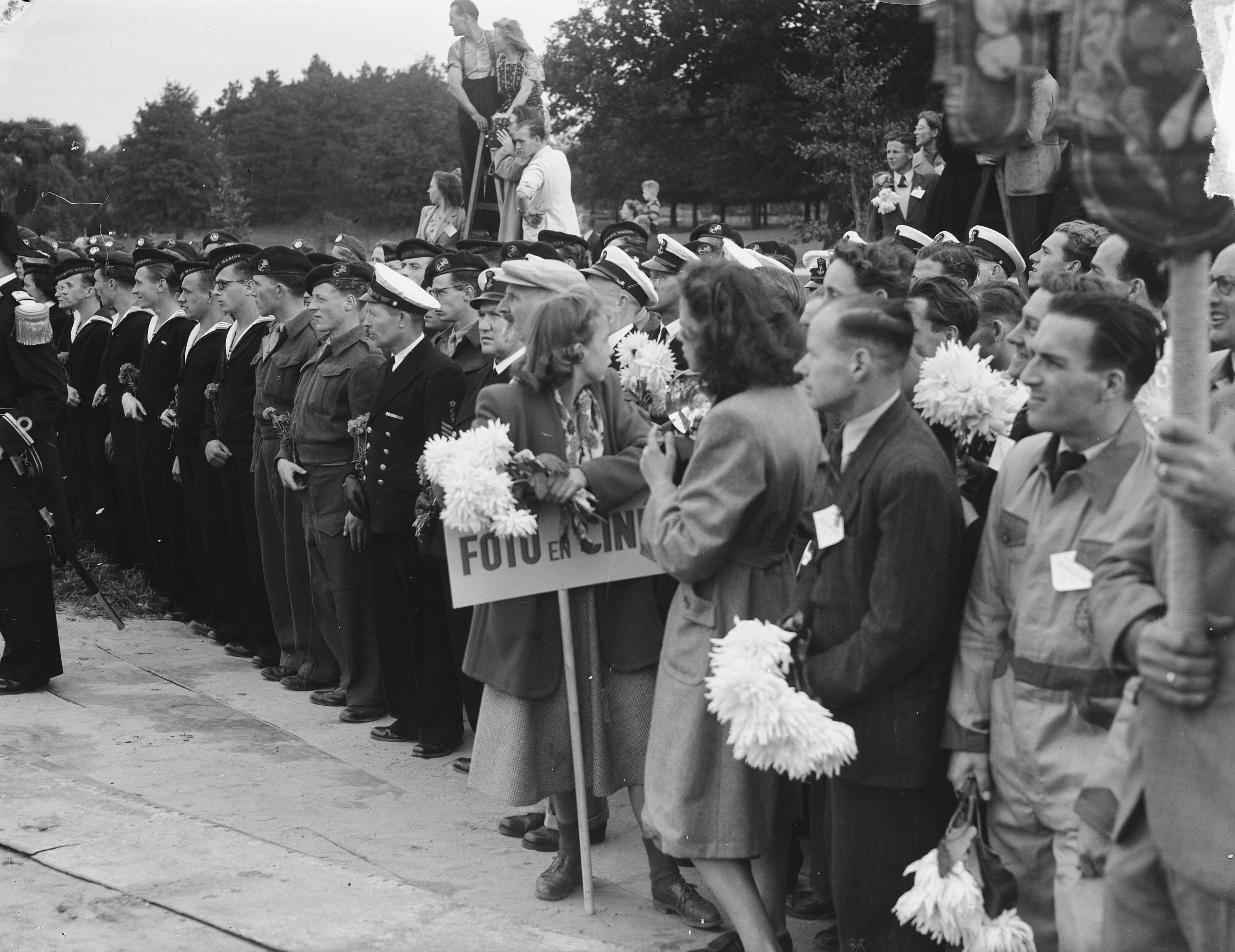 Intocht van koningin Juliana in Den Haag (1948) — Intocht Koningin Juliana in Den Haag. Afzetting marine — Foto: Steenkamp, […] / Anefo. Licentie: Set B: Rechtenvrij / Publiek Domein. Bron: Nationaal Archief. http://hdl.handle.net/10648/a8bd337c-d0b4-102d-bcf8-003048976d84