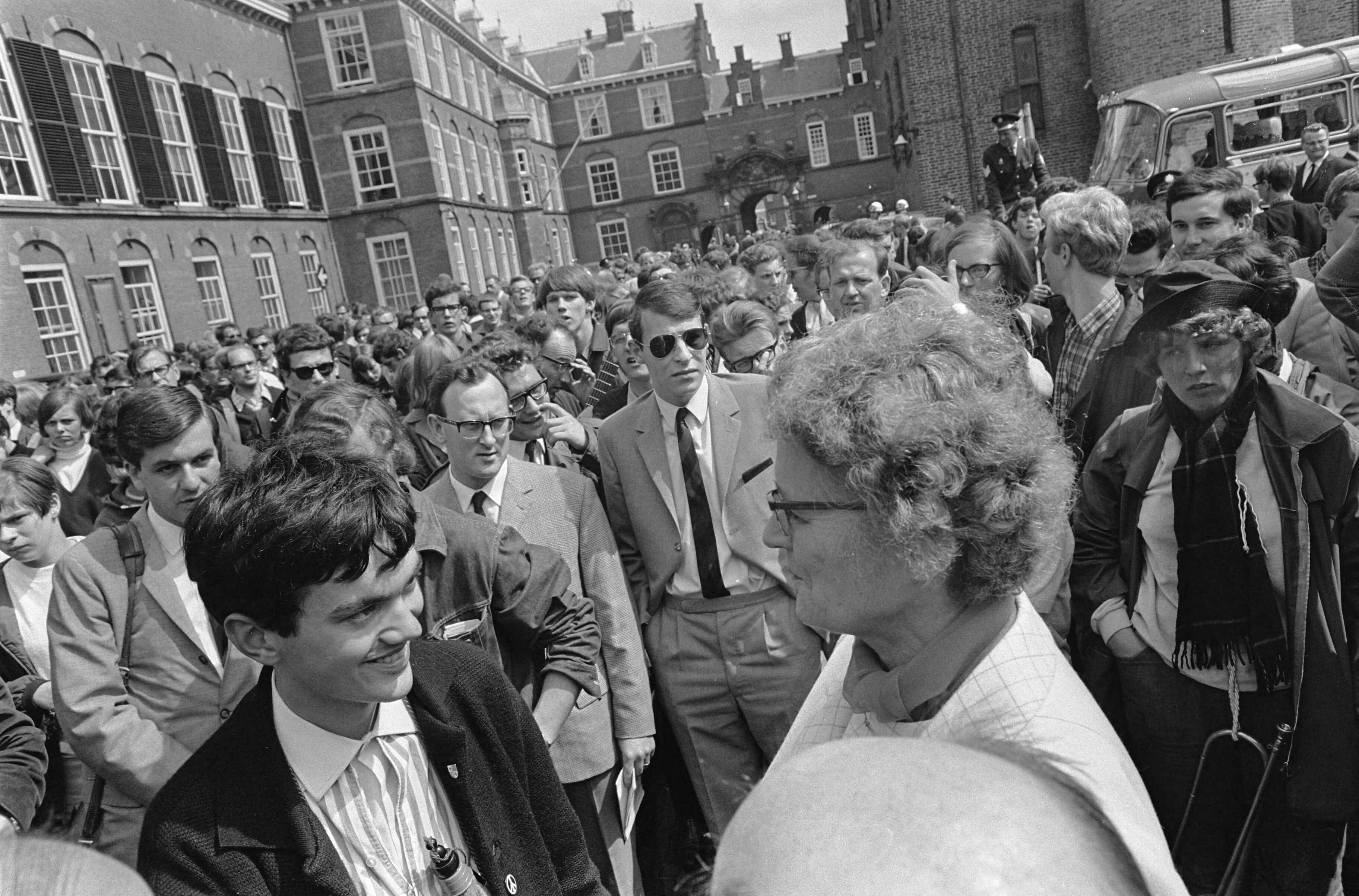 Fotocollectie Anefo — Vredesmars van Rotterdam naar Den Haag , op het Binnenhof — Foto: Kroon, Ron / Anefo. Licentie: Set B: Rechtenvrij / Publiek Domein. Bron: Nationaal Archief. http://hdl.handle.net/10648/ab18fbe2-d0b4-102d-bcf8-003048976d84