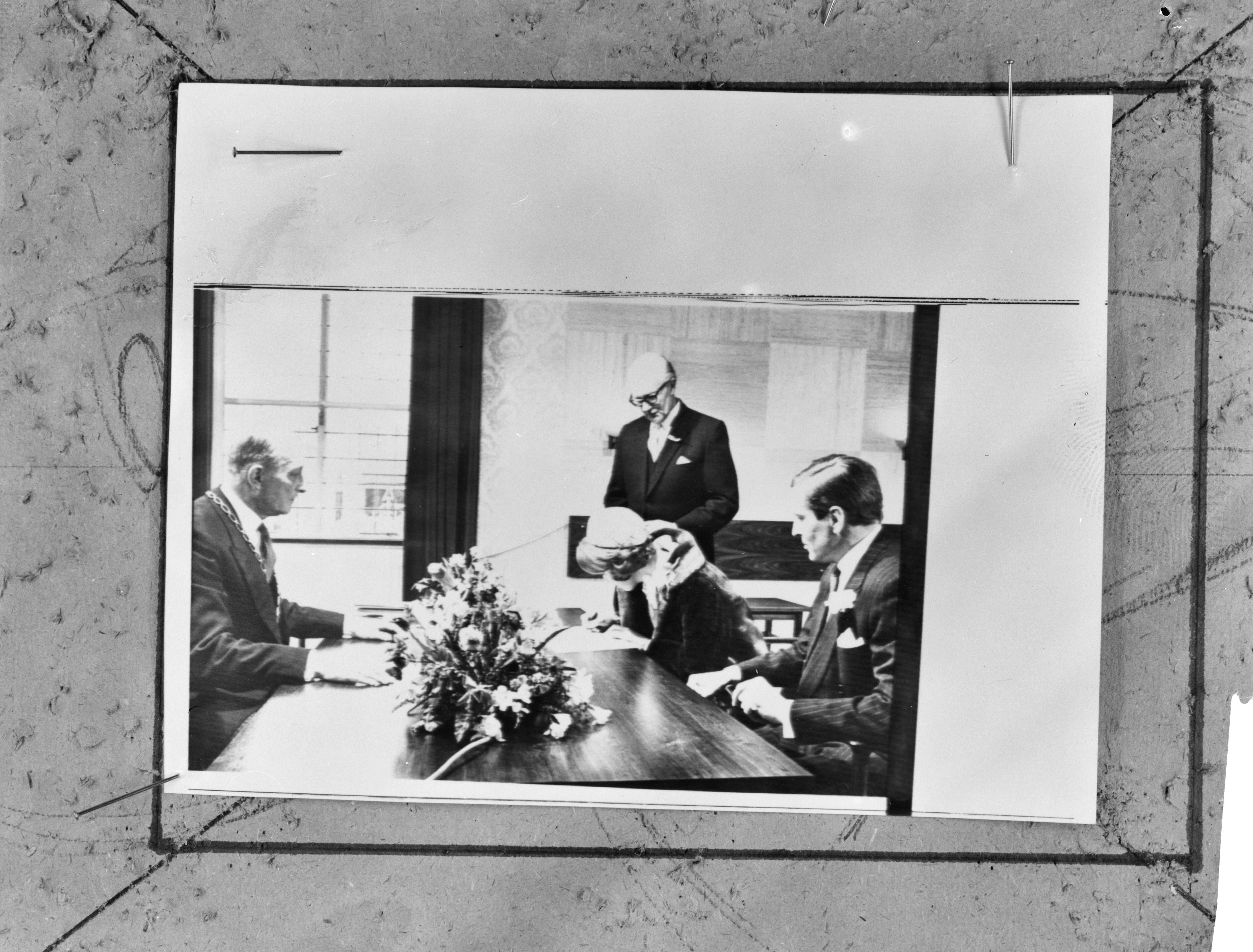 Fotocollectie Anefo — Ondertrouw prinses Beatrix en Claus in Baarn, prinses Beatrix tekent op Stadhuis — Foto: Fotograaf Onbekend / Anefo. Licentie: Set B: Rechtenvrij / Publiek Domein. Bron: Nationaal Archief. http://hdl.handle.net/10648/aadb0bc0-d0b4-102d-bcf8-003048976d84