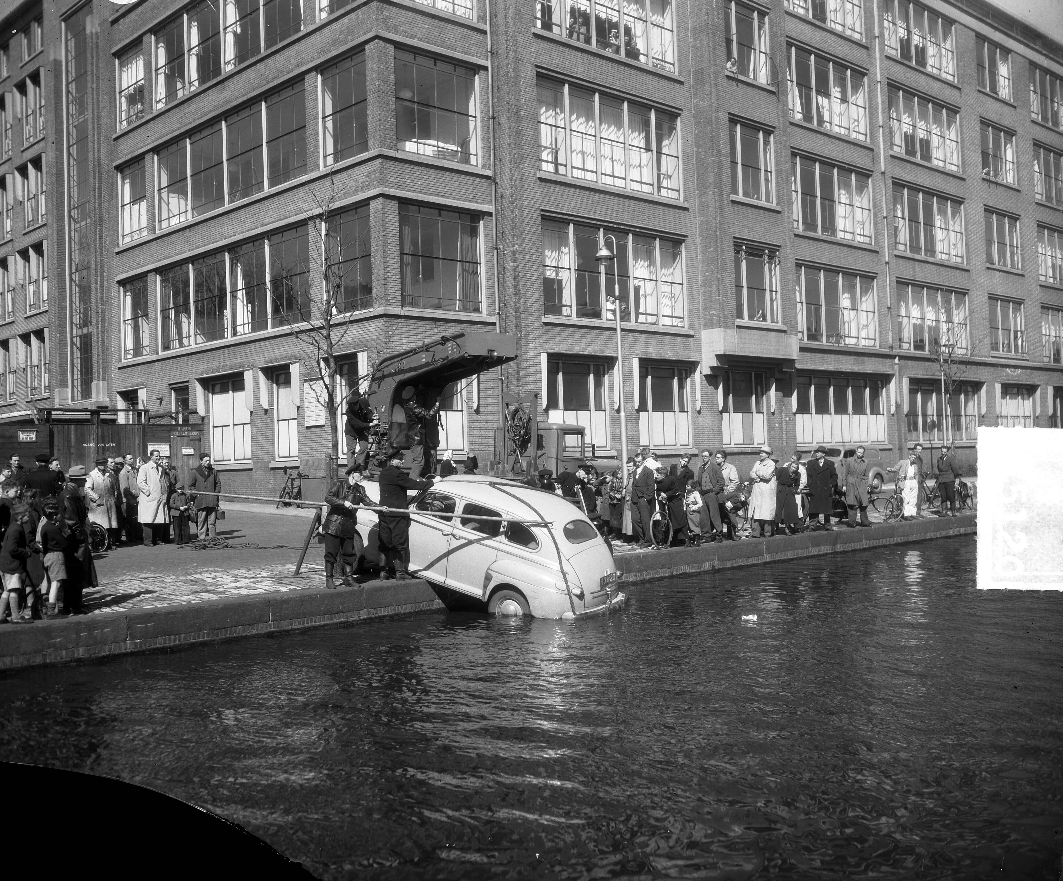 Fotocollectie Anefo — Verkeersongeval. Auto op walmuur van de Zuidwal te Den Haag — Foto: Duinen, H. van / Anefo. Licentie: Set B: Rechtenvrij / Publiek Domein. Bron: Nationaal Archief. http://hdl.handle.net/10648/a8e8746a-d0b4-102d-bcf8-003048976d84