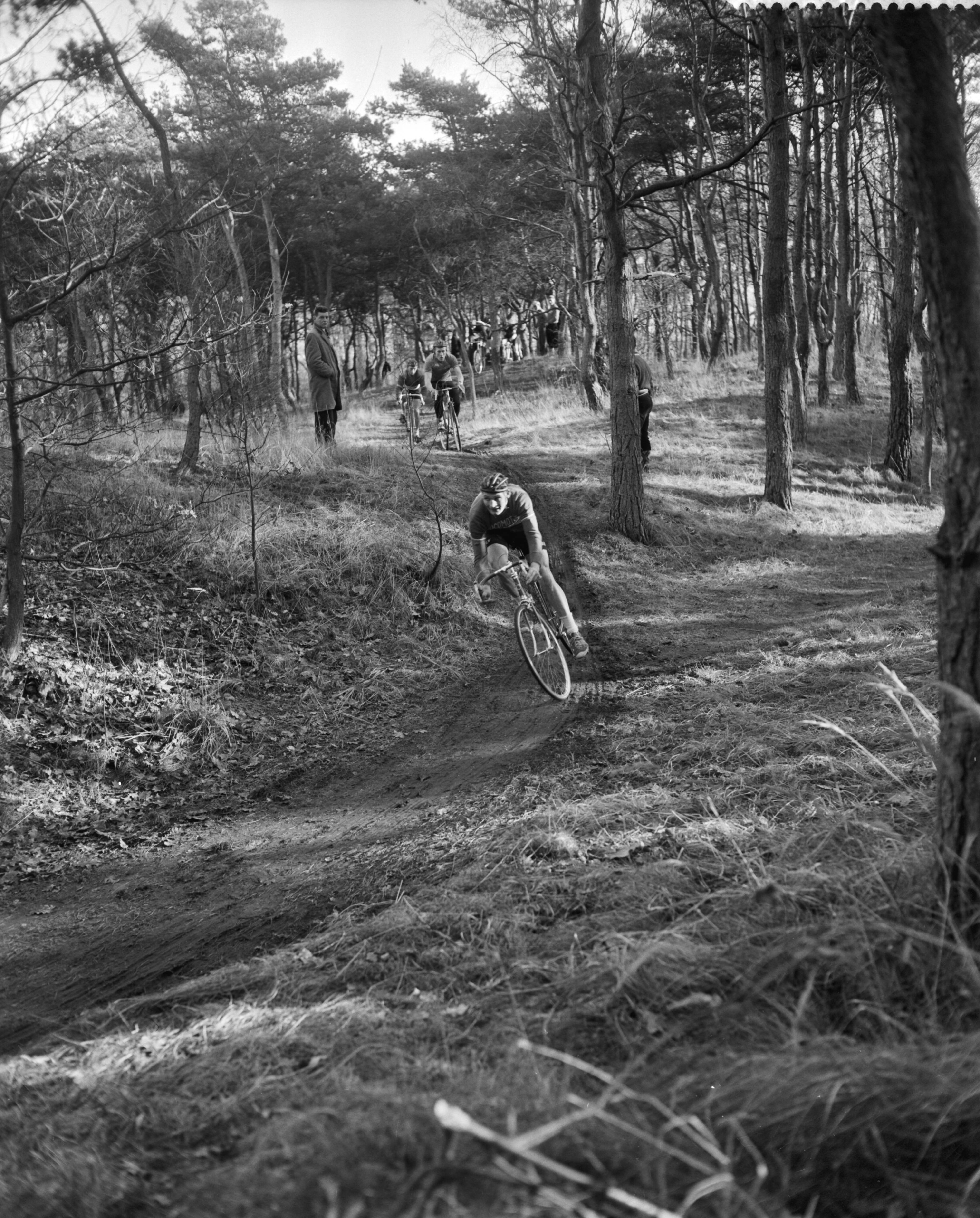 Fotocollectie Anefo — Nationale cyclecross op Duinhorst te Den Haag, Arie Van Wetten — Foto: Bilsen, Joop van / Anefo. Licentie: Set B: Rechtenvrij / Publiek Domein. Bron: Nationaal Archief. http://hdl.handle.net/10648/a98ca3be-d0b4-102d-bcf8-003048976d84