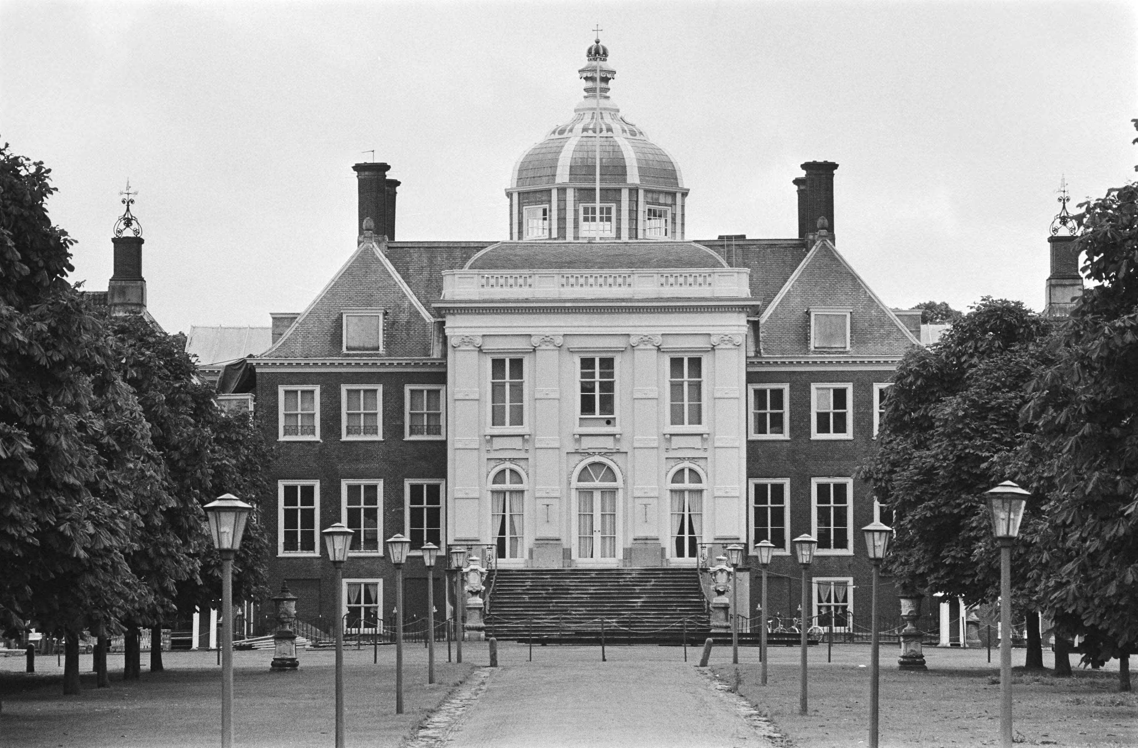 Fotocollectie Anefo — Paleis Huis ten Bosch ( Den Haag ), exterieur — Foto: Suyk, Koen / Anefo. Licentie: Set B: Rechtenvrij / Publiek Domein. Bron: Nationaal Archief. http://hdl.handle.net/10648/acb83af8-d0b4-102d-bcf8-003048976d84