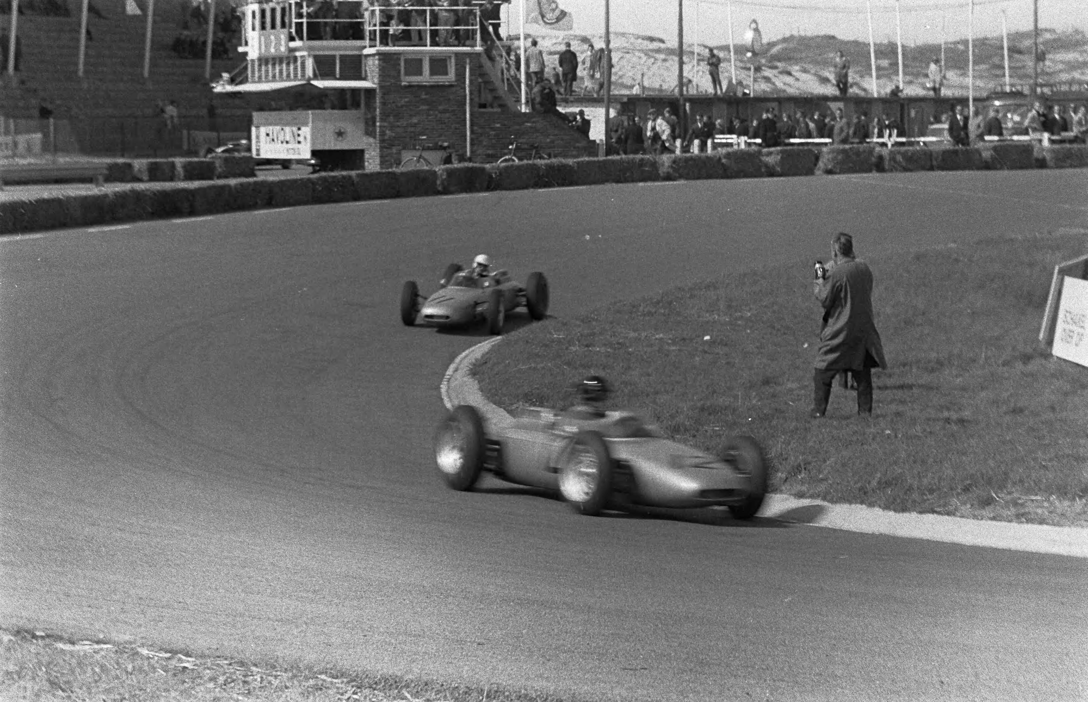 Grand Prix Zandvoort 1962 — Trainingsritten voor de Grand Prix van Zandvoort. Dan Guerni (12, Porsche) en Joakim Bonnier (11, Porsche) — Foto: Bilsen, Joop van / Anefo. Licentie: Set B: Rechtenvrij / Publiek Domein. Bron: Nationaal Archief. http://hdl.handle.net/10648/aa08fb80-d0b4-102d-bcf8-003048976d84