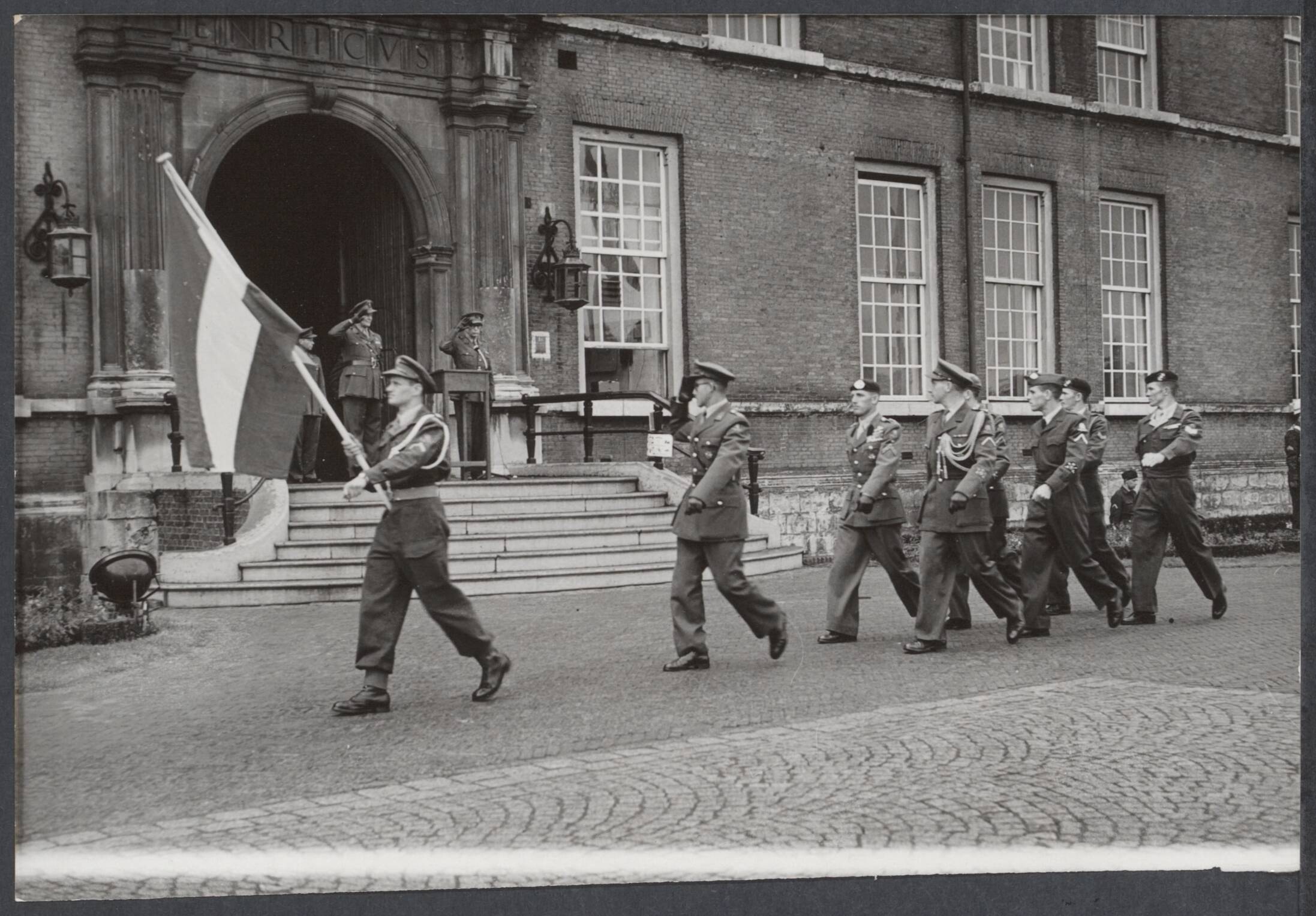 Ontspanning voor en door Nederlandse militairen - Nederland — Vandaag heeft op de Parade van de K.M.A. te Breda de opening plaats gevonden van de Internationale Militaire Vijfkamp, georganiseerd door de C.I.S.M. (Conseil International dus Sport Militair), waaraan deelnemen België, Frankrijk, Italië, Syrië, Turkije, Zweden en Nederland. De Nederlandse ploeg op de Parade van de K.M.A. — Foto: ANP / RVD of rechtenvrij. Licentie: Set B: Rechtenvrij / Publiek Domein. Bron: Nationaal Archief. http://hdl.handle.net/10648/f1a059fe-797d-9fc9-b215-924361d38f45