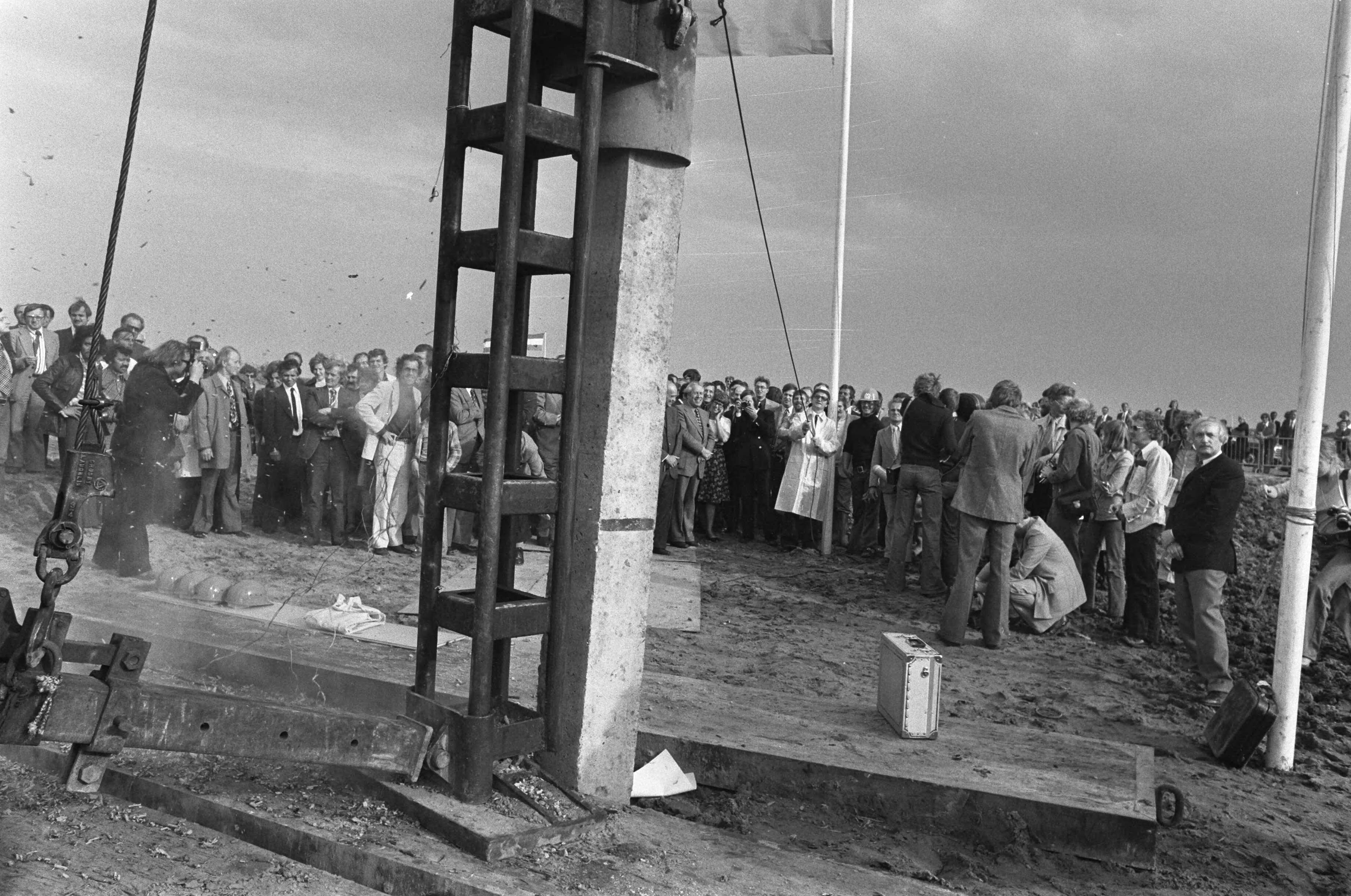 Fotocollectie Anefo — Eerste paal voor Almere, door minister Westerterp geslage Westerterp tijdens slaan eerste paal — Foto: Verhoeff, Bert / Anefo. Licentie: Set B: Rechtenvrij / Publiek Domein. Bron: Nationaal Archief. http://hdl.handle.net/10648/ac734600-d0b4-102d-bcf8-003048976d84