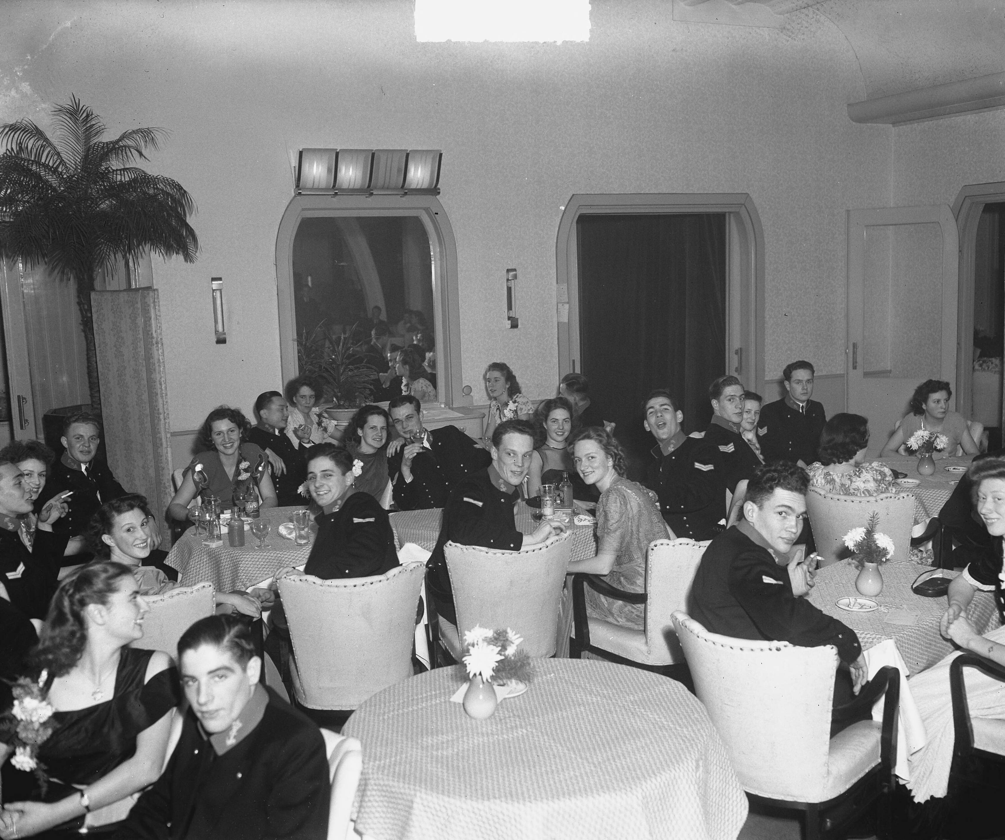 Fotocollectie Anefo — Bal adelborsten Kurhaus Scheveningen @ — Foto: Merk, Ben / Anefo. Licentie: Set B: Rechtenvrij / Publiek Domein. Bron: Nationaal Archief. http://hdl.handle.net/10648/a8c17d7e-d0b4-102d-bcf8-003048976d84