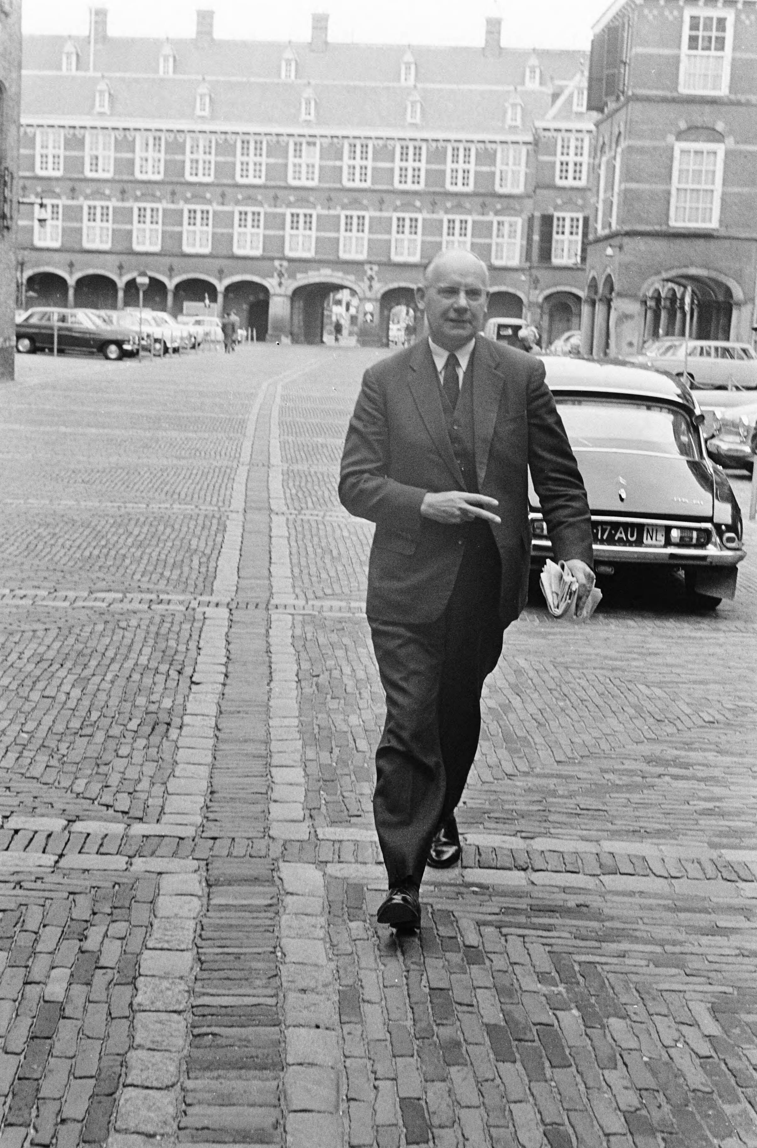 Fotocollectie Anefo — Bespreking op Economische Zaken te Den Haag; aankomst van minister Vondeling — Foto: Voets, Jan / Anefo. Licentie: Set B: Rechtenvrij / Publiek Domein. Bron: Nationaal Archief. http://hdl.handle.net/10648/aaf8e7f8-d0b4-102d-bcf8-003048976d84