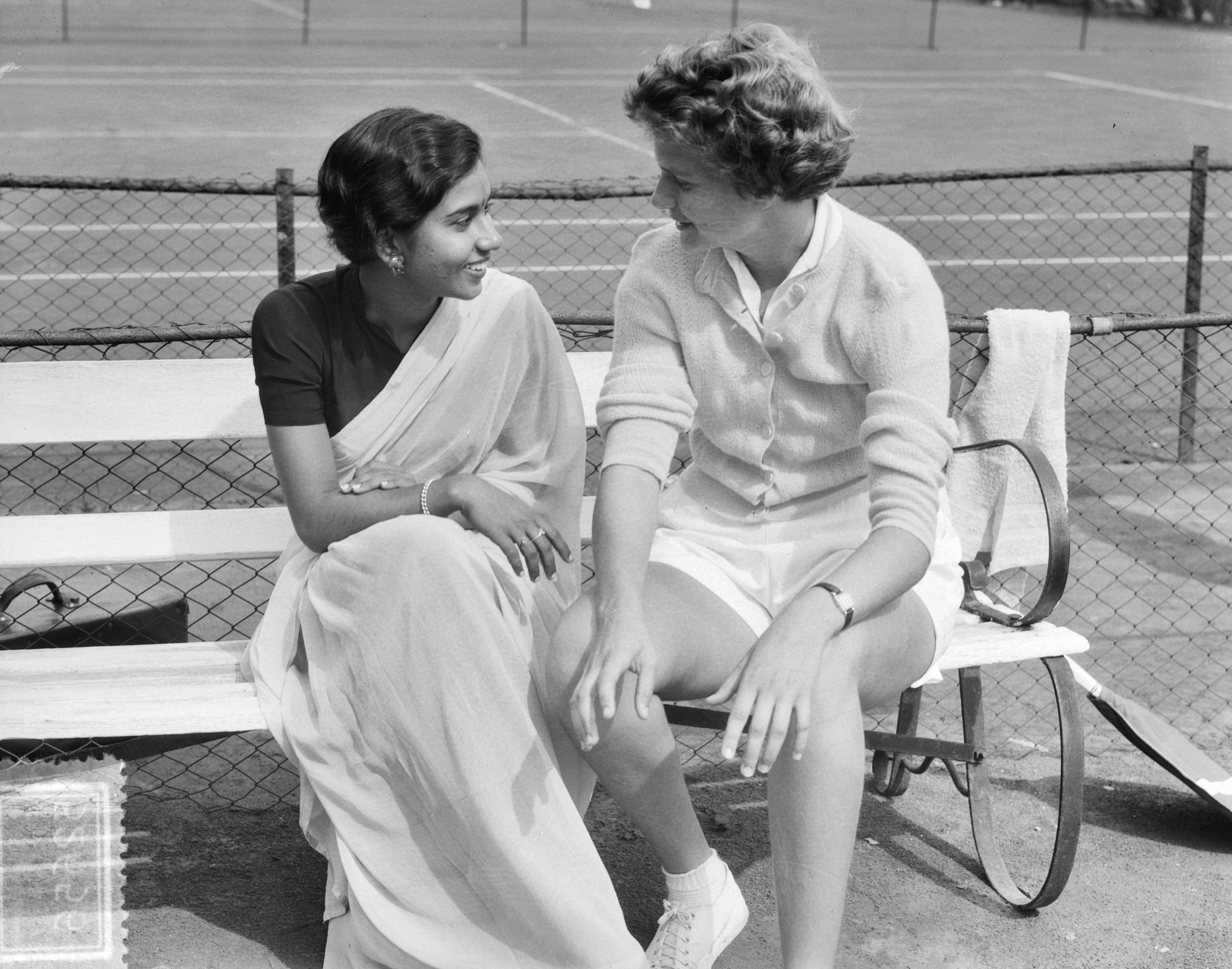 Nationale tenniskampioenschappen in Den Haag. — Nationale tenniskampioenschappen in Den Haag. Fenny Ten Bosch (rechts) en mevrouw Davos — Foto: Pot, Harry / Anefo. Licentie: Set B: Rechtenvrij / Publiek Domein. Bron: Nationaal Archief. http://hdl.handle.net/10648/a8fe5a8c-d0b4-102d-bcf8-003048976d84