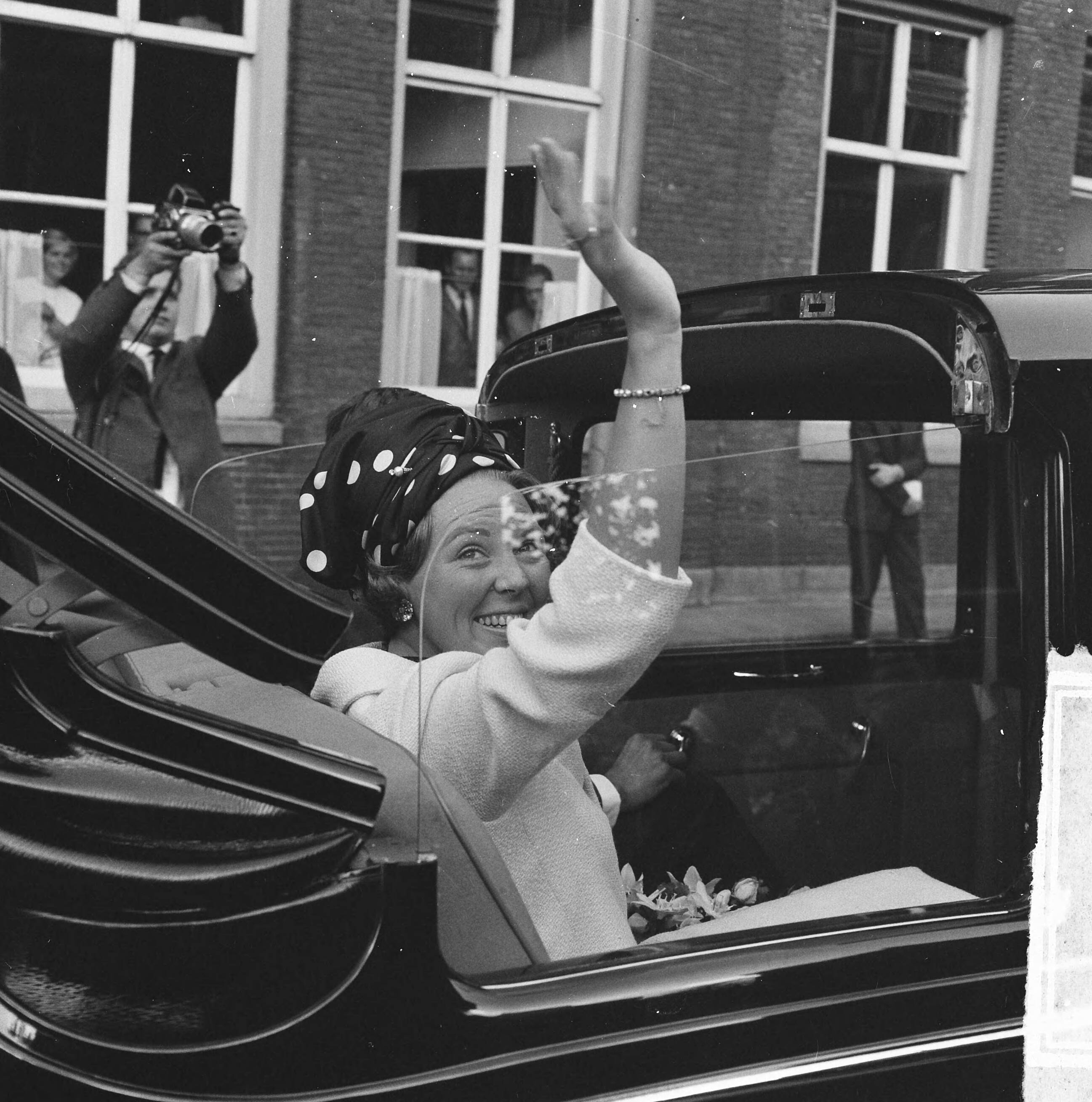 Bezoek van prinses Beatrix en Claus von Amsberg aan de drie noordelijke provincies — Bezoek prinses Beatrix en haar verloofde Claus von Amsberg aan Leeuwarden, prinses Beatrix tijdens rijtoer in Leeuwarden — Foto: Kroon, Ron / Anefo. Licentie: Set B: Rechtenvrij / Publiek Domein. Bron: Nationaal Archief. http://hdl.handle.net/10648/aabefa98-d0b4-102d-bcf8-003048976d84