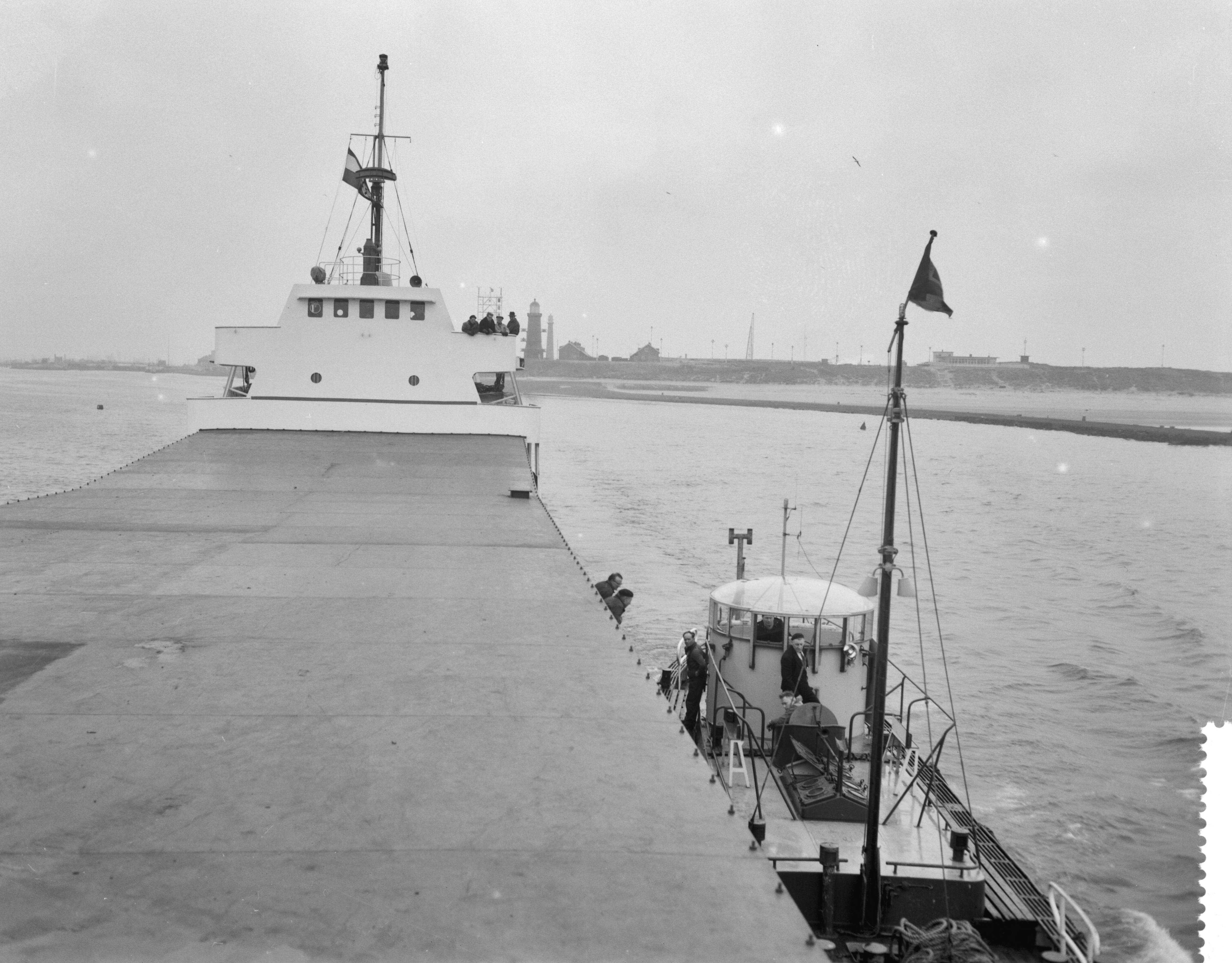 Fotocollectie Anefo — Tewaterlating kustvaarder "Castor Consol" bij de Zaanlandse Scheepsbouw Maatschappij — Foto: Bilsen, Joop van / Anefo. Licentie: Set B: Rechtenvrij / Publiek Domein. Bron: Nationaal Archief. http://hdl.handle.net/10648/a9aa5ff8-d0b4-102d-bcf8-003048976d84