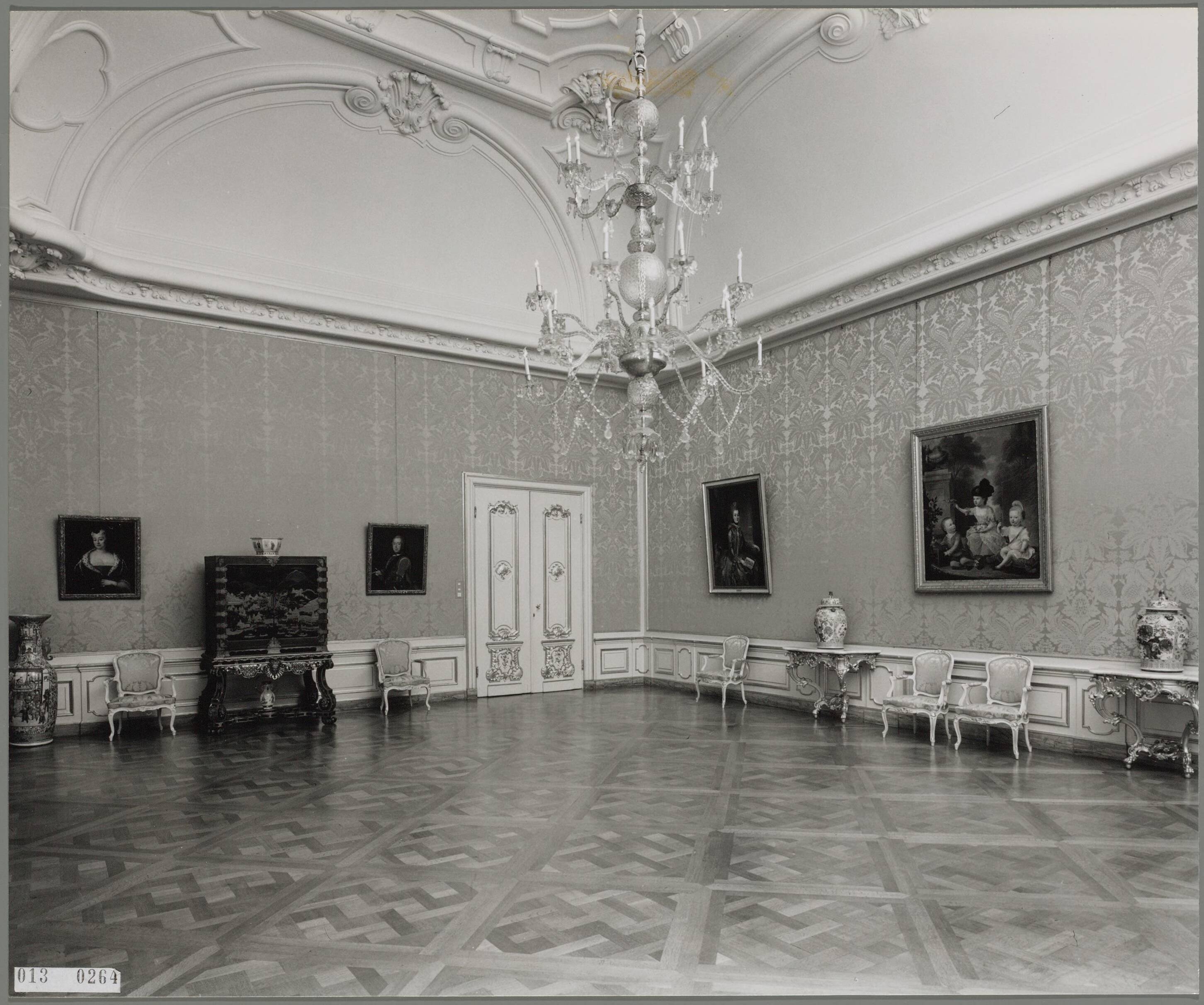 Paleis Huis ten Bosch te Den Haag — De balzaal — Foto: Hofmeester, Bart / RVD. Licentie: Set B: Rechtenvrij / Publiek Domein. Bron: Nationaal Archief. http://hdl.handle.net/10648/afa87db8-d0b4-102d-bcf8-003048976d84