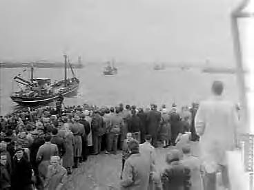 Fotocollectie Anefo — Uitvaren visserijvloot Scheveningen — Foto: Pot, Harry / Anefo. Licentie: Set B: Rechtenvrij / Publiek Domein. Bron: Nationaal Archief. http://hdl.handle.net/10648/a9602410-d0b4-102d-bcf8-003048976d84