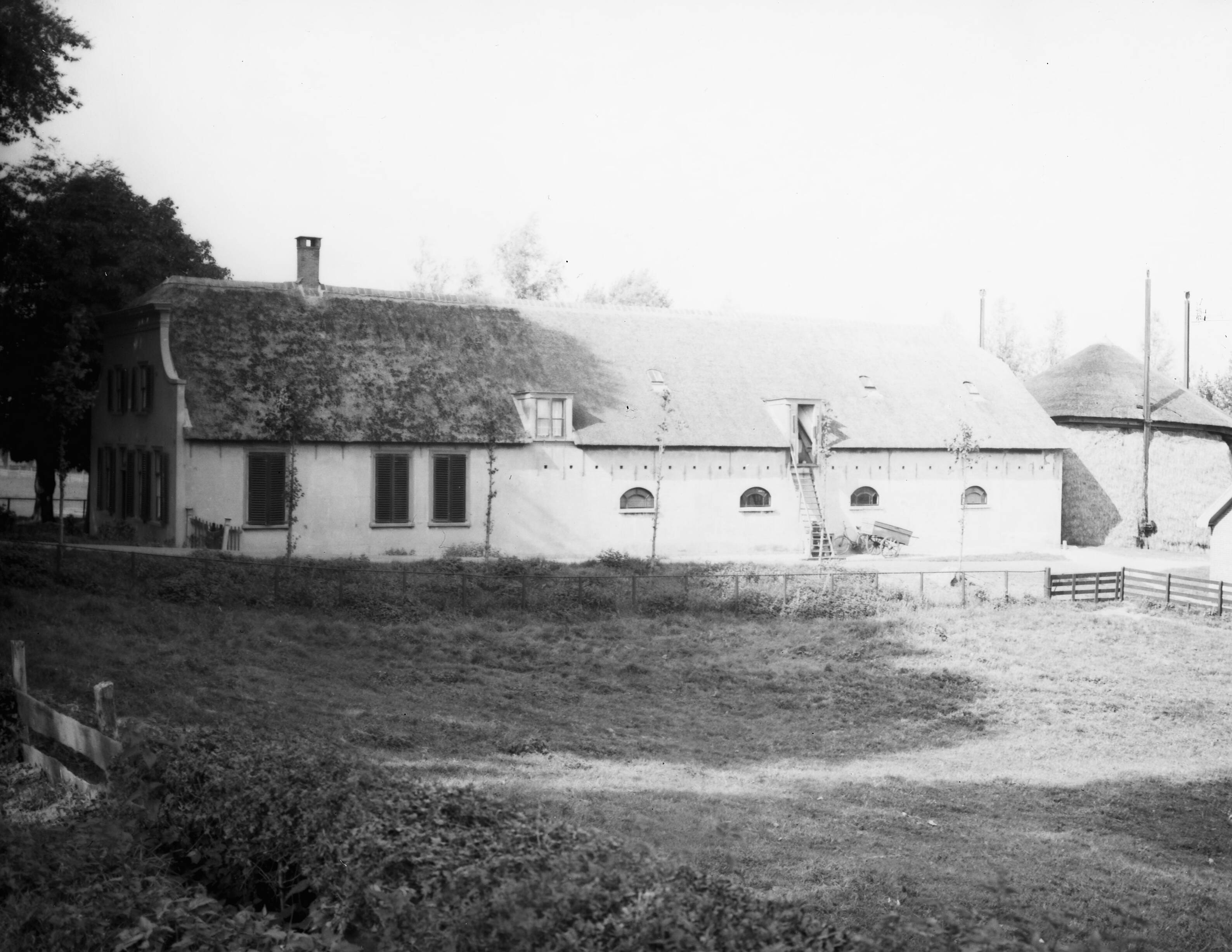 Fotocollectie Nederlandse Heidemaatschappij — Boerderij van het Frankische halletype te Woubrugge — Foto: Fotograaf Onbekend / Heidemij. Licentie: Set B: Rechtenvrij / Publiek Domein. Bron: Nationaal Archief. http://hdl.handle.net/10648/ae4b1232-d0b4-102d-bcf8-003048976d84