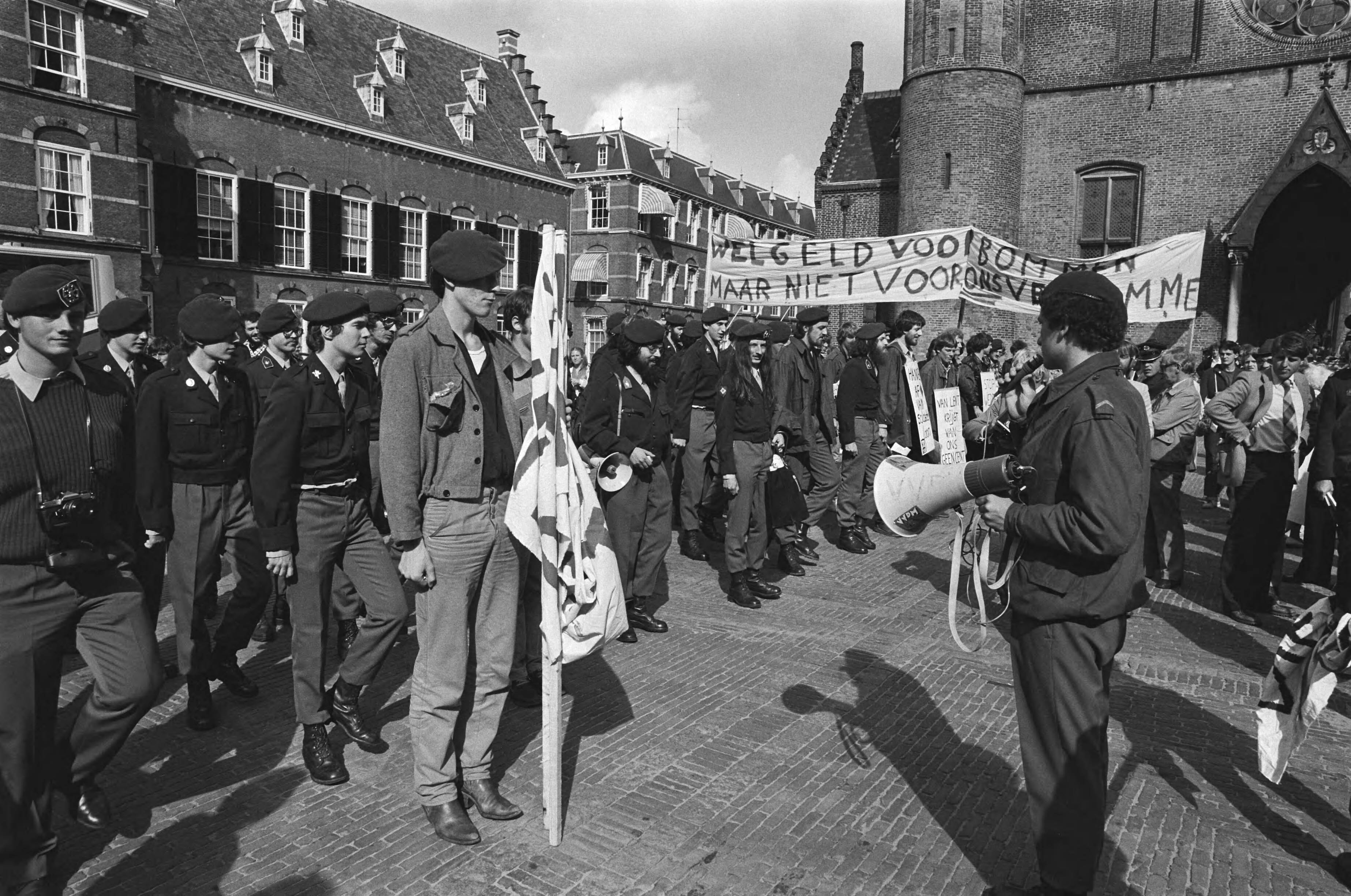 Demonstratie van de Vereniging van Dienstplichtige Militairen tegen weddeverlaging op het Binnenhof in Den Haag — Demonstrerende militairen op het Binnenhof — Foto: Antonisse, Marcel / Anefo. Licentie: Set B: Rechtenvrij / Publiek Domein. Bron: Nationaal Archief. http://hdl.handle.net/10648/ace81d54-d0b4-102d-bcf8-003048976d84
