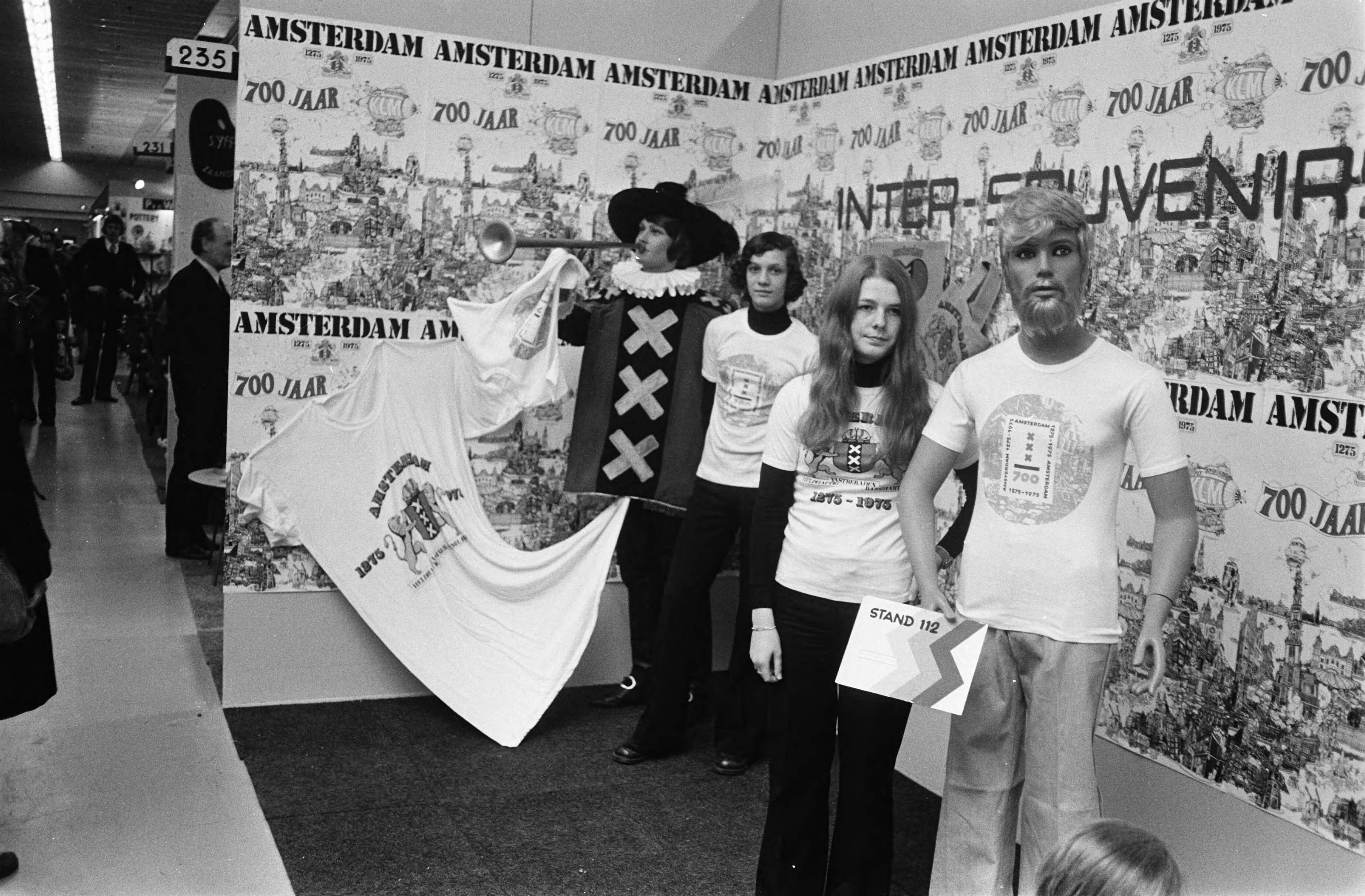 Fotocollectie Anefo — Internationale Souveniersbeurs in Jaarbeurs te Utrecht; shirt met 700 jaar Amsterdam — Foto: Bogaerts, Rob / Anefo. Licentie: Set B: Rechtenvrij / Publiek Domein. Bron: Nationaal Archief. http://hdl.handle.net/10648/ac5e6226-d0b4-102d-bcf8-003048976d84