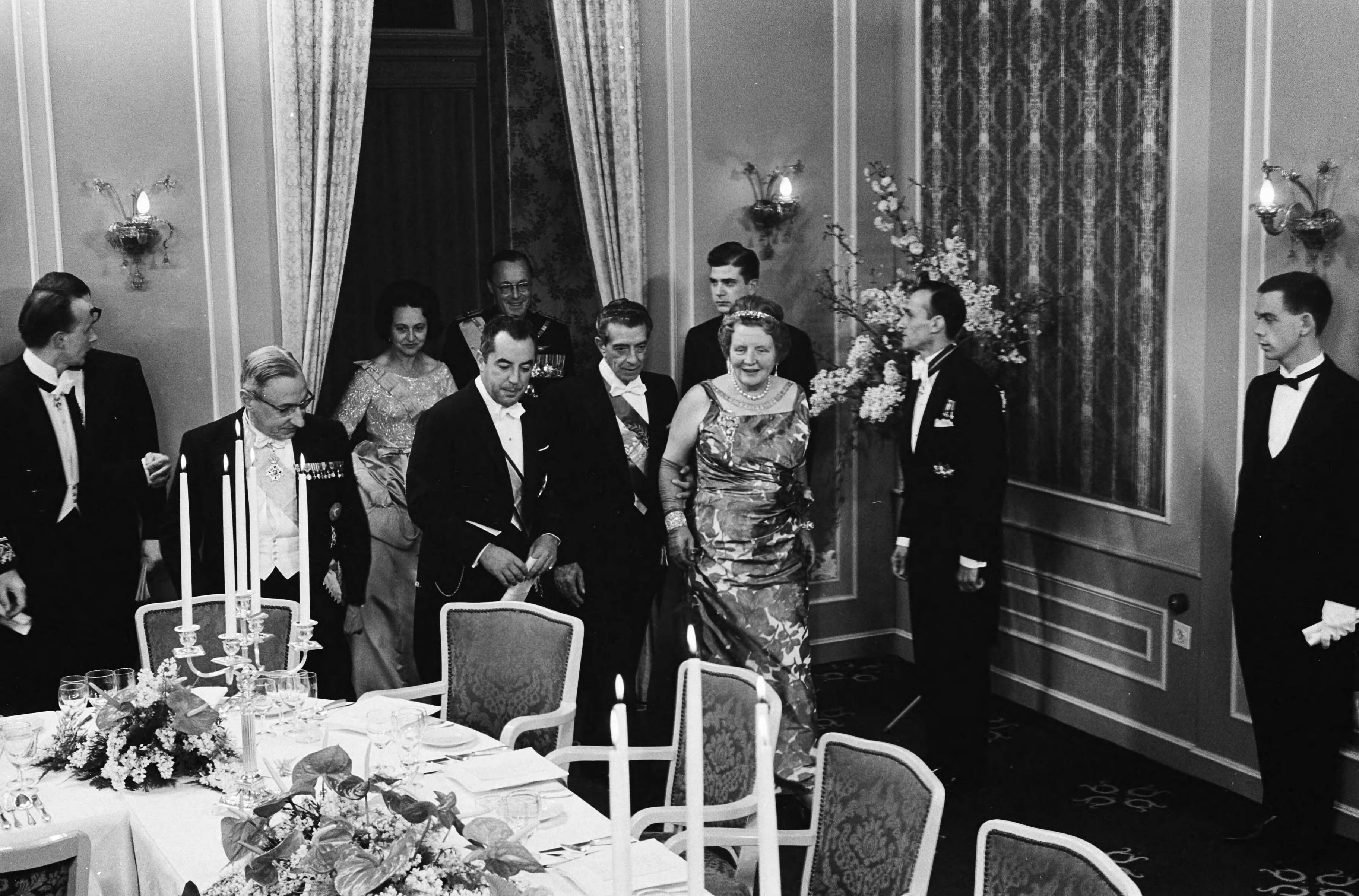 Staatsbezoek van president Lopez Mateos van Mexico met vrouw en dochter aan Nederland — Staatsbezoek Mexicaanse president Adolfo López Mateos aan Nederland. Contradiner aangeboden door de Mexicaanse president in het Kasteel Oud-Wassenaar. Betreden van de dinerzaal — Foto: Fotograaf Onbekend / Anefo. Licentie: Set B: Rechtenvrij / Publiek Domein. Bron: Nationaal Archief. http://hdl.handle.net/10648/aa30c5a2-d0b4-102d-bcf8-003048976d84