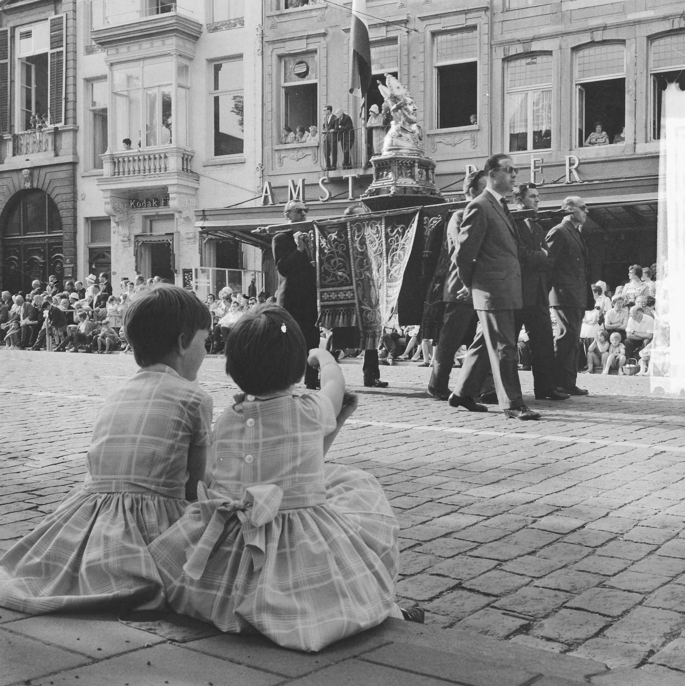 Fotocollectie Anefo — Heiligdomsvaart in Maastricht. Processie. Twee meisjes kijken toe als het borstbeeld van Sint-Servaas passeert — Foto: Koch, Eric / Anefo. Licentie: Set B: Rechtenvrij / Publiek Domein. Bron: Nationaal Archief. http://hdl.handle.net/10648/aa0fc3de-d0b4-102d-bcf8-003048976d84