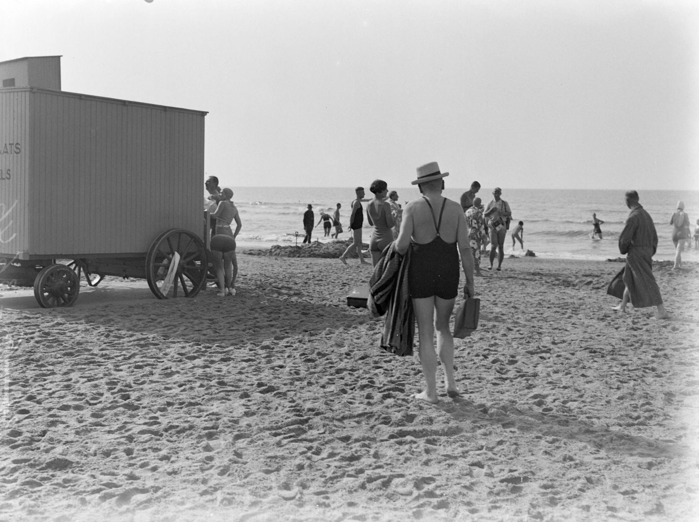 Scheveningen. — Badgasten op het strand in Scheveningen — Foto: Poll, Willem van de. Licentie: Set B: Rechtenvrij / Publiek Domein. Bron: Nationaal Archief. http://hdl.handle.net/10648/ae9ac638-d0b4-102d-bcf8-003048976d84