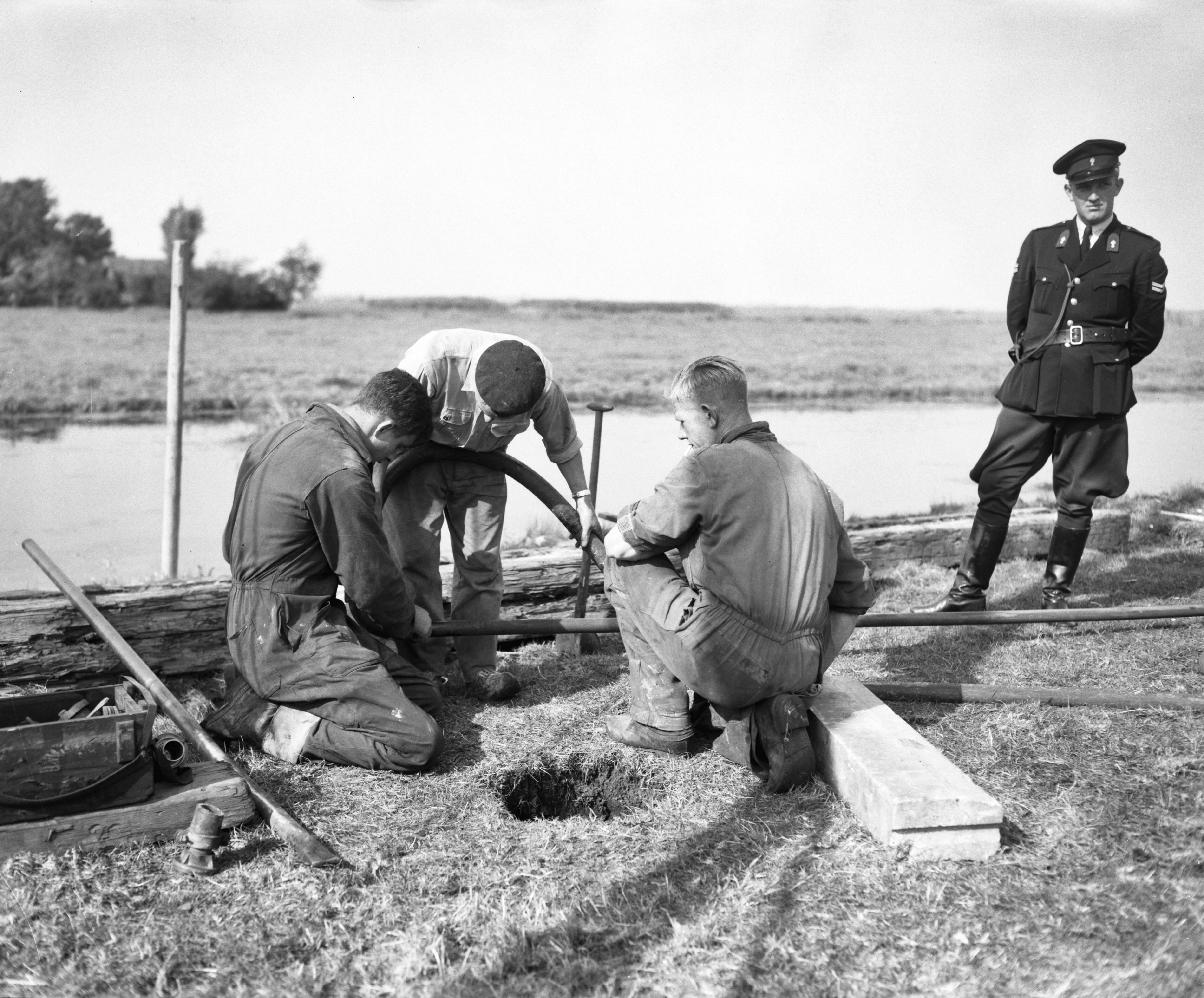 Fotocollectie Anefo — Het "Ding" in Wormer (gat in weiland), het in gereedheid brengen der pompen — Foto: Bilsen, Joop van / Anefo. Licentie: Set B: Rechtenvrij / Publiek Domein. Bron: Nationaal Archief. http://hdl.handle.net/10648/a99e5f3c-d0b4-102d-bcf8-003048976d84
