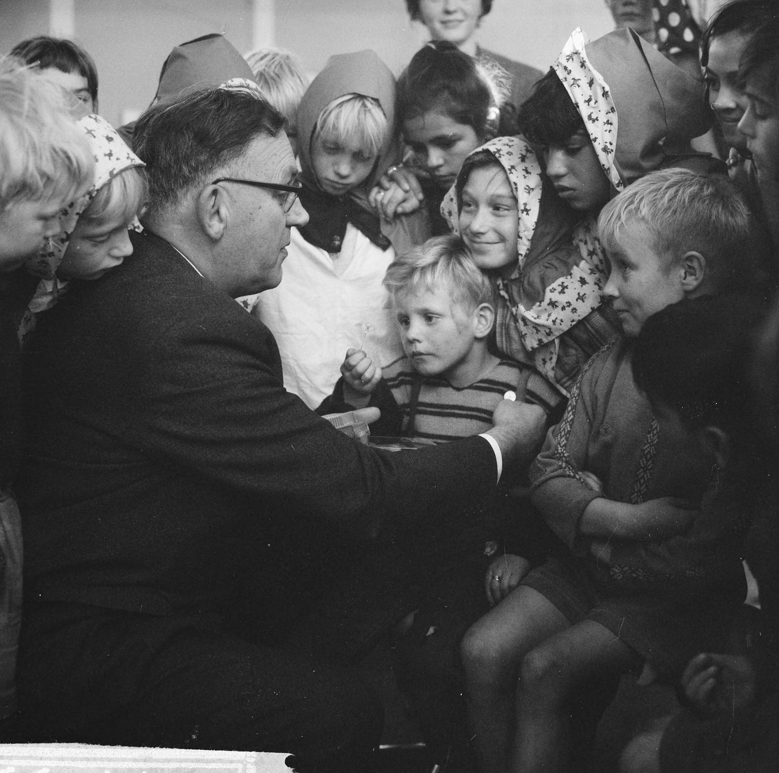 Fotocollectie Anefo — Actie "Opgeruimd staat netjes", kinderen in Den Haag ontvangen van dhr. Veldkamp een speldje — Foto: Koch, Eric / Anefo. Licentie: Set B: Rechtenvrij / Publiek Domein. Bron: Nationaal Archief. http://hdl.handle.net/10648/aa1e2f14-d0b4-102d-bcf8-003048976d84