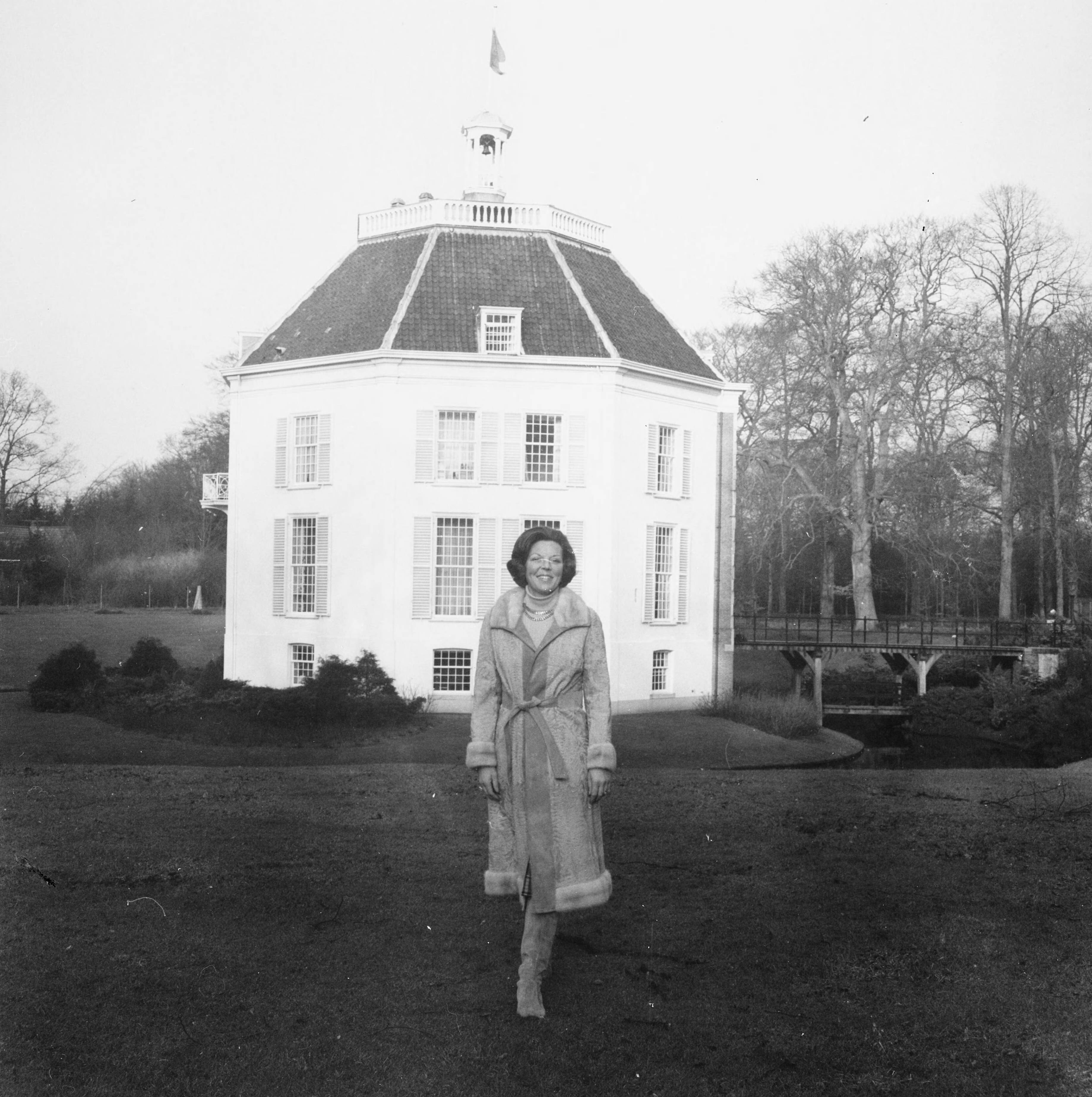 Fotocollectie RVD / Koninklijk Huis — Prinses Beatrix in de tuin van kasteel Drakensteyn, 1978 — Foto: Claus, prins / RVD. Licentie: Set B: Rechtenvrij / Publiek Domein. Bron: Nationaal Archief. http://hdl.handle.net/10648/afbb073a-d0b4-102d-bcf8-003048976d84