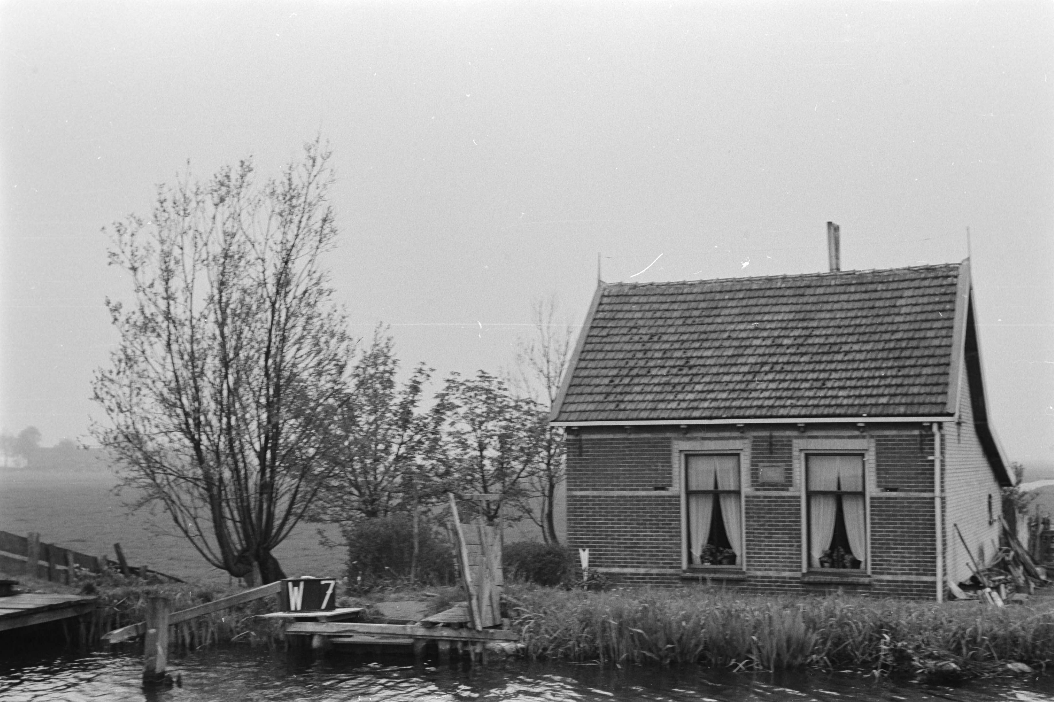 Vaste Punten Cultuurtechnische Dienst — Huis aan het water te Woubrugge (ruilverkaveling Veenderpolder) — Foto: Fotograaf Onbekend / Heidemij. Licentie: Set B: Rechtenvrij / Publiek Domein. Bron: Nationaal Archief. http://hdl.handle.net/10648/ae97f7d2-d0b4-102d-bcf8-003048976d84