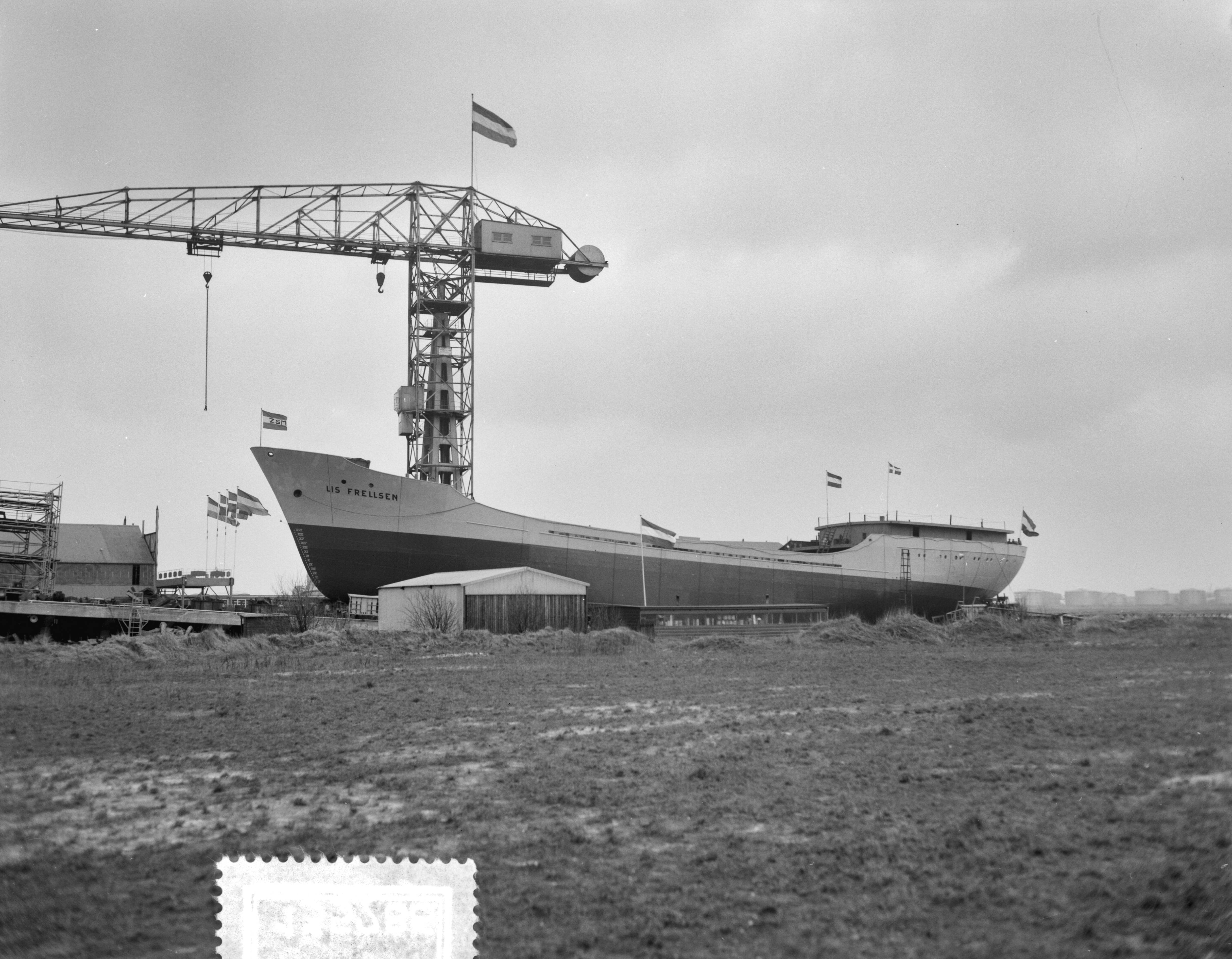 Fotocollectie Anefo — Tewaterlating m.s. "Lis Frellsen" bij de Zaanlandse Scheepbouw Maatschappij — Foto: Bilsen, Joop van / Anefo. Licentie: Set B: Rechtenvrij / Publiek Domein. Bron: Nationaal Archief. http://hdl.handle.net/10648/a9fb0c14-d0b4-102d-bcf8-003048976d84