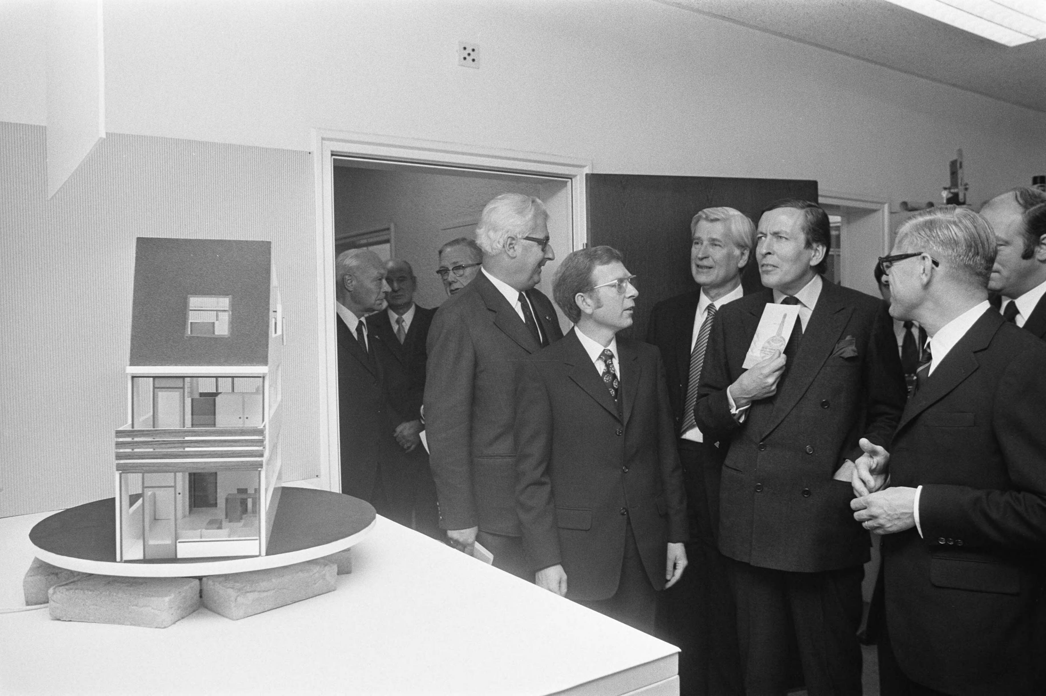 Fotocollectie Anefo — Prins Claus bij viering 75-jarig bestaan Nationaal Grondbezit NV te Den Haag — Foto: Mieremet, Rob / Anefo. Licentie: Set B: Rechtenvrij / Publiek Domein. Bron: Nationaal Archief. http://hdl.handle.net/10648/abfbcd3c-d0b4-102d-bcf8-003048976d84