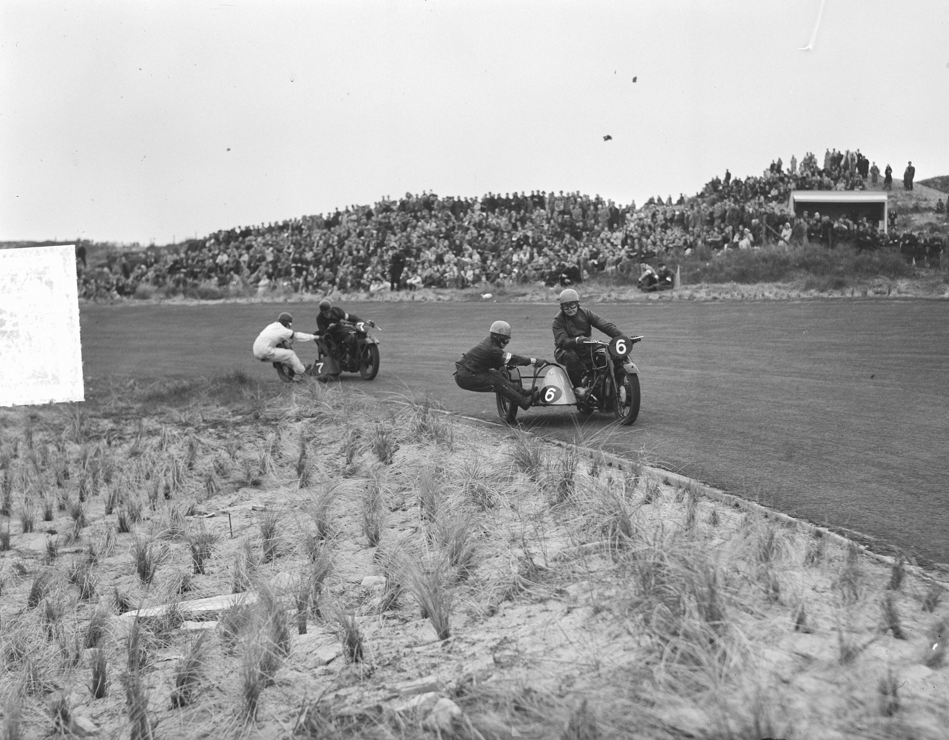 Fotocollectie Anefo — KNMV Races Zandvoort, zijspan Zuur en Hommel — Foto: Nijs, Jac. de / Anefo. Licentie: Set B: Rechtenvrij / Publiek Domein. Bron: Nationaal Archief. http://hdl.handle.net/10648/a8d813b8-d0b4-102d-bcf8-003048976d84