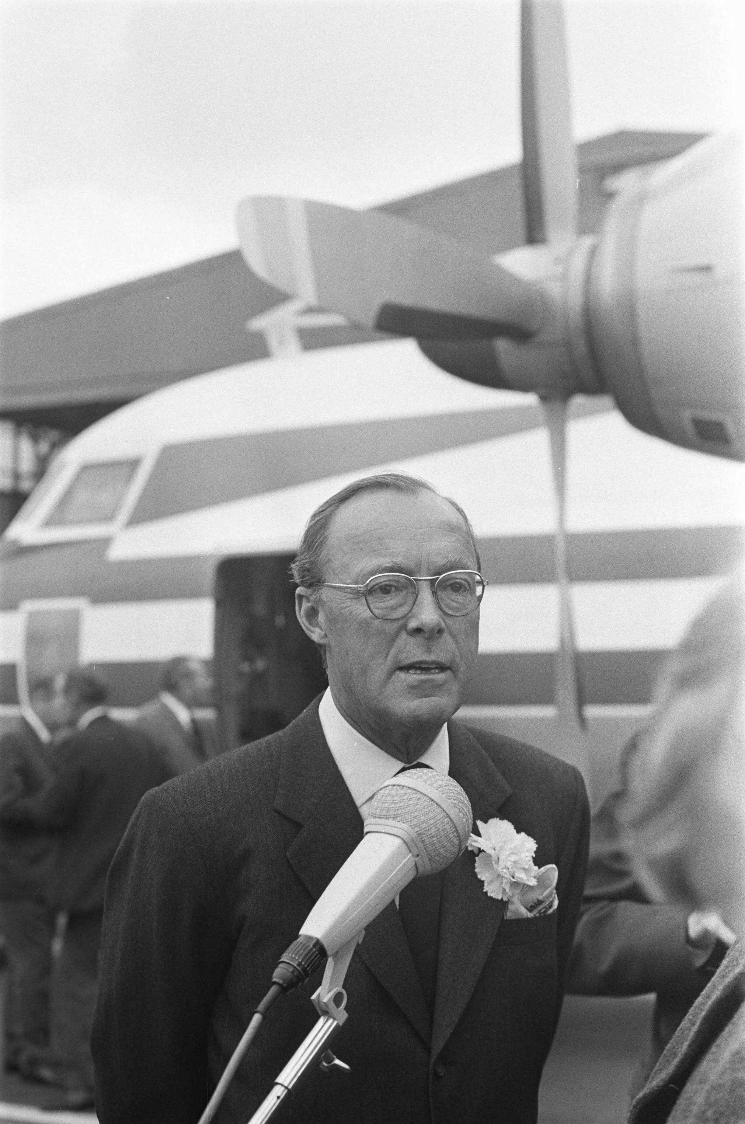Prins Bernhard arriveert op Soesterberg na een reis naar het Verre Oosten — Prins Bernhard staat journalisten te woord — Foto: Mieremet, Rob / Anefo. Licentie: Set B: Rechtenvrij / Publiek Domein. Bron: Nationaal Archief. http://hdl.handle.net/10648/ab93b79c-d0b4-102d-bcf8-003048976d84