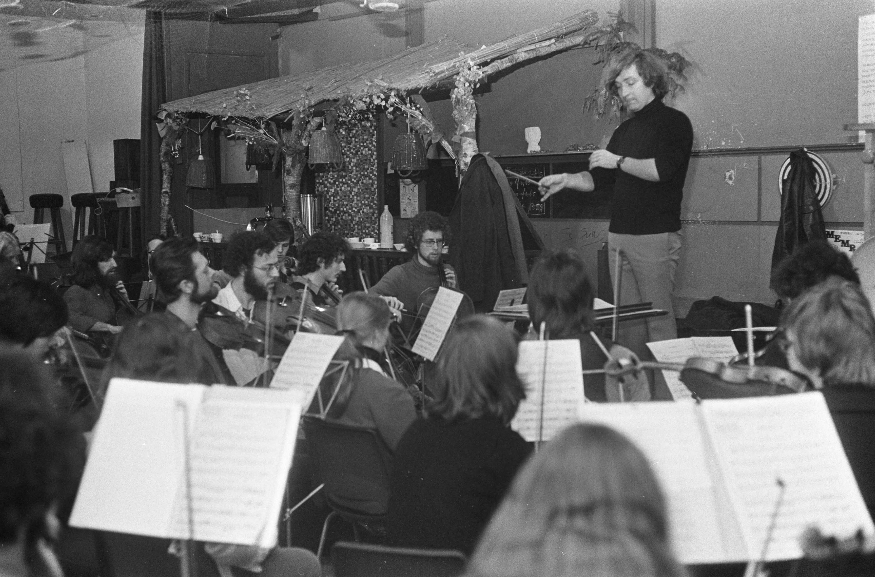 Het Nederlandse Studenten Orkest repeteert in Bergen o.l.v. Maarten Smit — Het orkest tijdens de repetitie, rechts de dirigent — Foto: Fotograaf Onbekend / Anefo. Licentie: Set B: Rechtenvrij / Publiek Domein. Bron: Nationaal Archief. http://hdl.handle.net/10648/ac40880a-d0b4-102d-bcf8-003048976d84