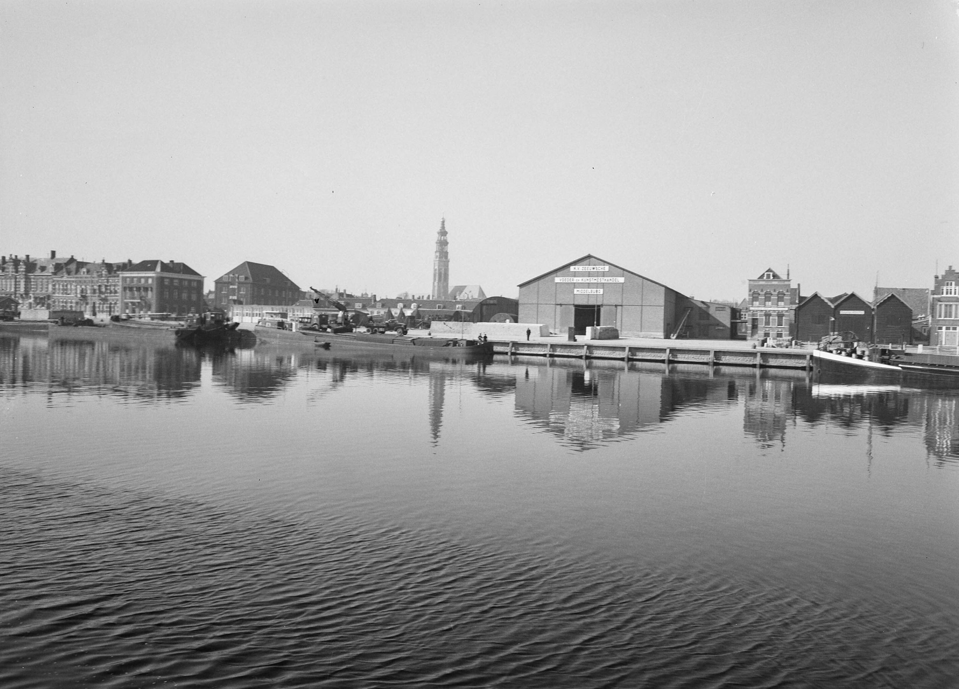 Fotocollectie Nederlandse Heidemaatschappij — [Loskade te Middelburg met vestiging van de N.V. Zeeuwsche Voeder en Kunstmesthandel] — Foto: Fotograaf Onbekend / Heidemij. Licentie: Set B: Rechtenvrij / Publiek Domein. Bron: Nationaal Archief. http://hdl.handle.net/10648/ae4dfe66-d0b4-102d-bcf8-003048976d84