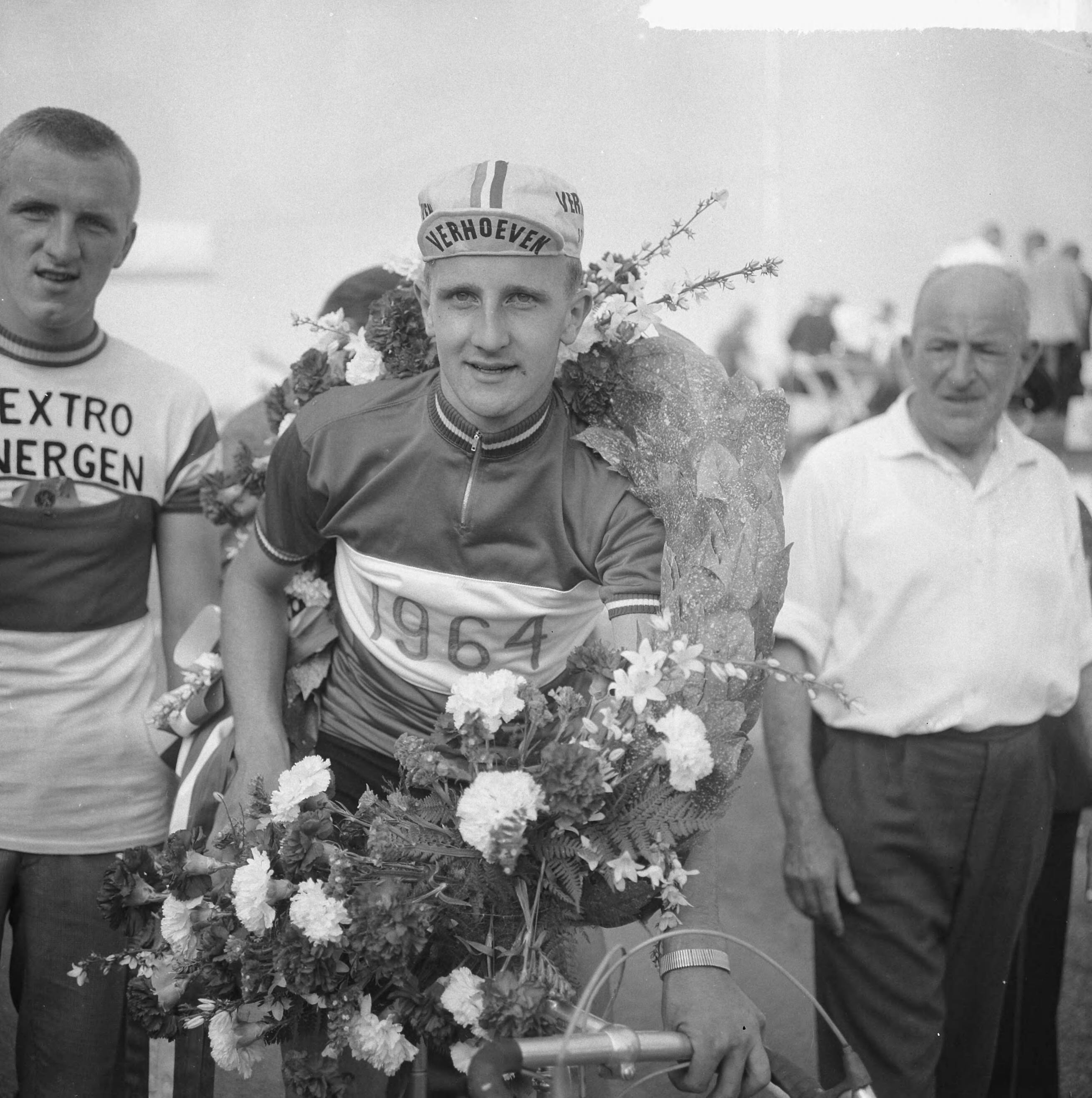 Fotocollectie Anefo — Kampioenschap Wielrennen op de weg 1964 te Zandvoort. Kampioen van Nederland bij de amateurs, Evert Dolman uit Rotterdam — Foto: Nijs, Jac. de / Anefo. Licentie: Set B: Rechtenvrij / Publiek Domein. Bron: Nationaal Archief. http://hdl.handle.net/10648/aa711a44-d0b4-102d-bcf8-003048976d84