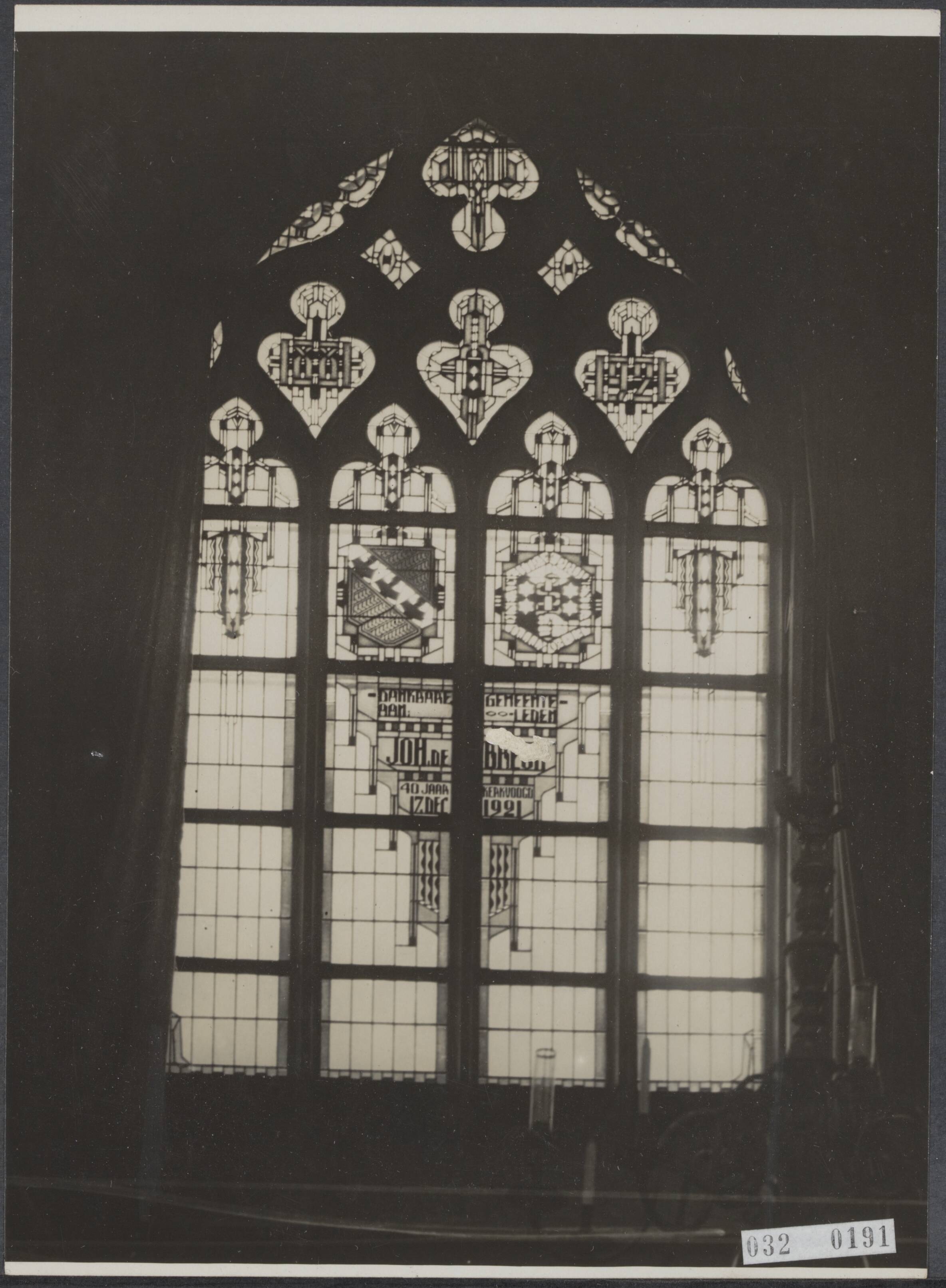 Fotocollectie Elsevier Binnenland — Onthulling van gebrandschilderd raam in de Grote- of St. Bavokerk te Haarlem — Foto: N.V. Vereenigde Fotobureaux. Licentie: Set B: Rechtenvrij / Publiek Domein. Bron: Nationaal Archief. http://hdl.handle.net/10648/ade3b5b0-d0b4-102d-bcf8-003048976d84