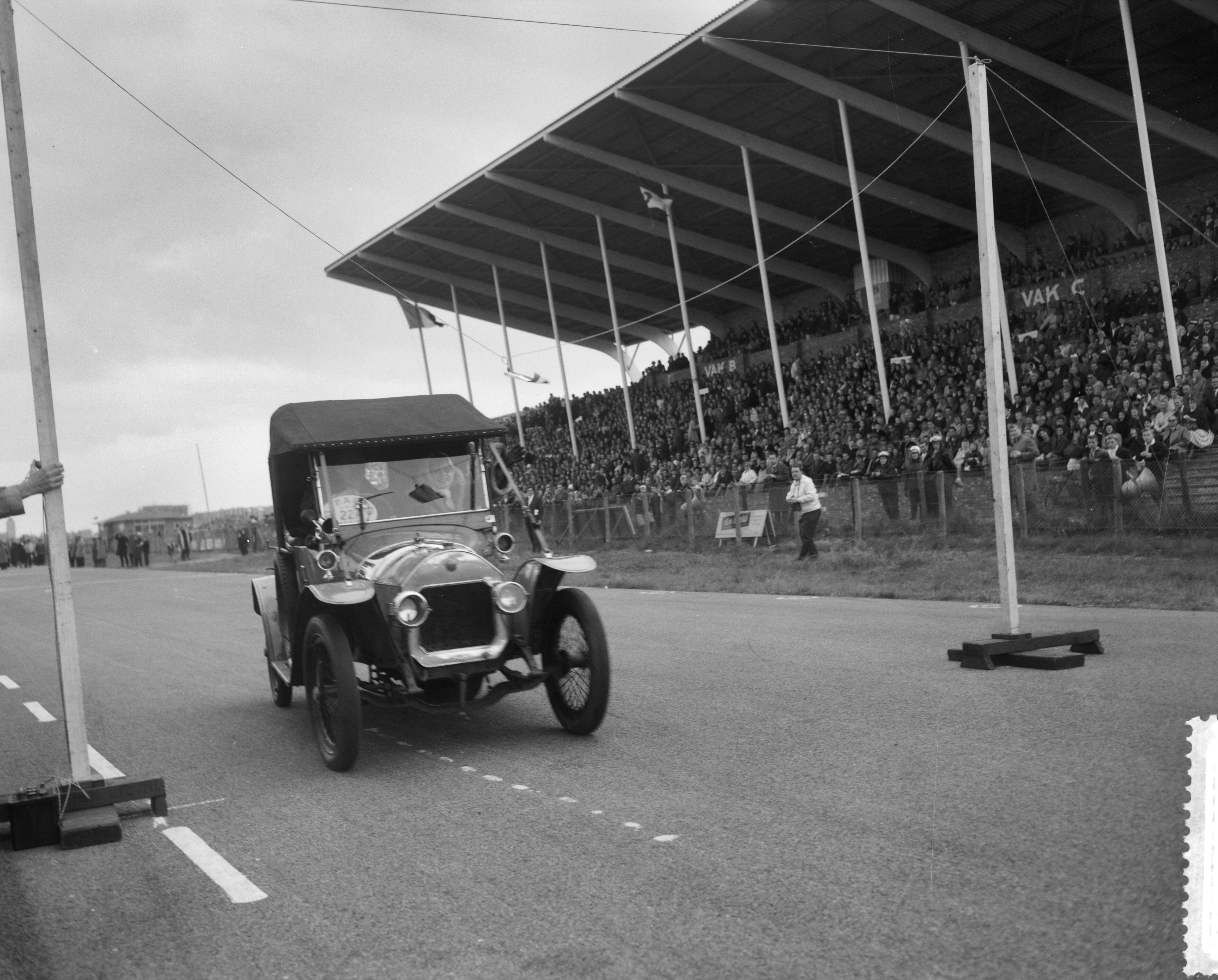 Fotocollectie Anefo — Vijfde traditierit van de Pionier Automobielen Club (P.A.C.) — Foto: Bilsen, Joop van / Anefo. Licentie: Set B: Rechtenvrij / Publiek Domein. Bron: Nationaal Archief. http://hdl.handle.net/10648/a9bb5e84-d0b4-102d-bcf8-003048976d84