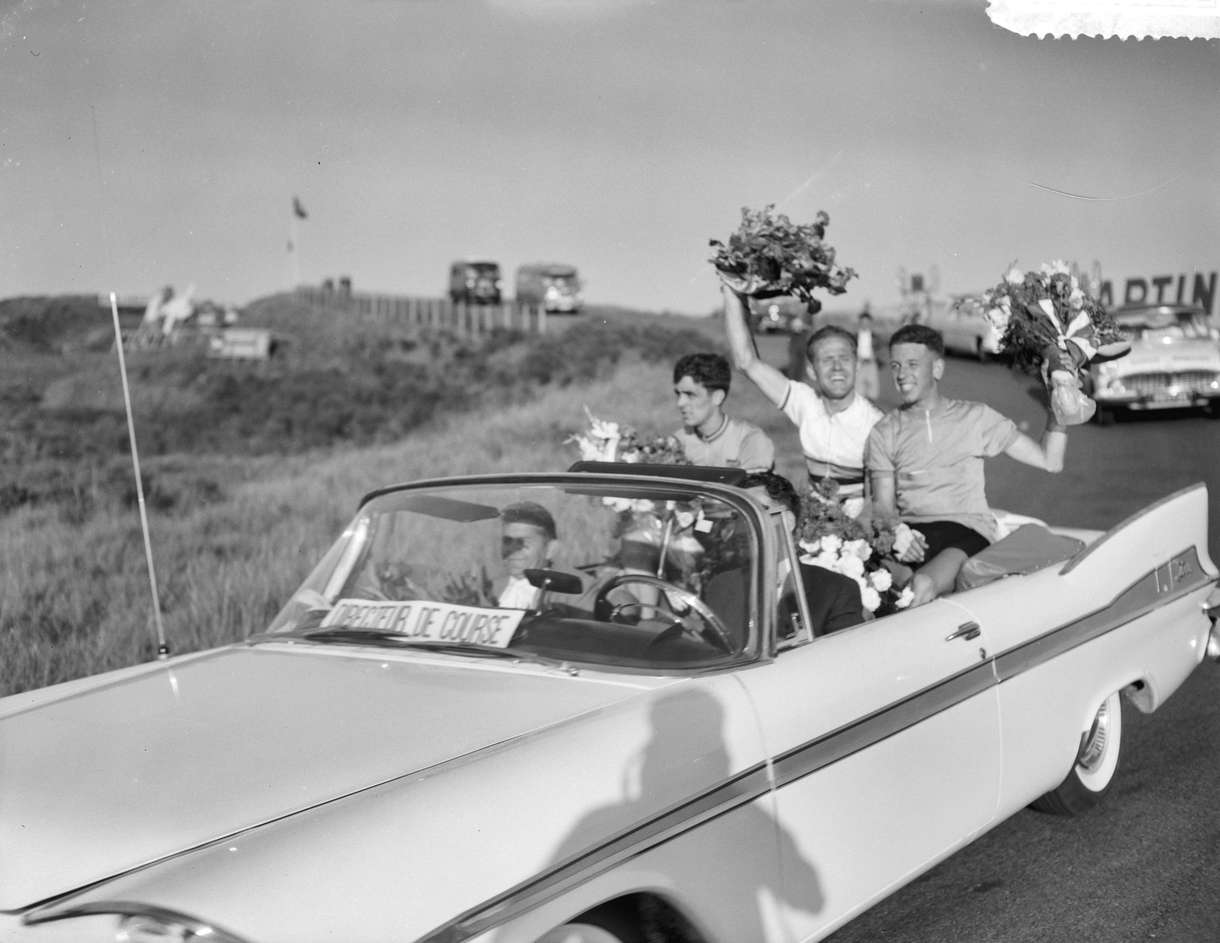Fotocollectie Anefo — Wereldkampioenschappen wielrennen amateurs op de weg te Zandvoort. Rondrit in open auto. Vlnr. Constant Goossens (België, 1e), Gustav-Adolf Schur (DDR, 1e) en Bas Maliepaard (2e) — Foto: Rossem, Wim van / Anefo. Licentie: Set B: Rechtenvrij / Publiek Domein. Bron: Nationaal Archief. http://hdl.handle.net/10648/a99b31f4-d0b4-102d-bcf8-003048976d84