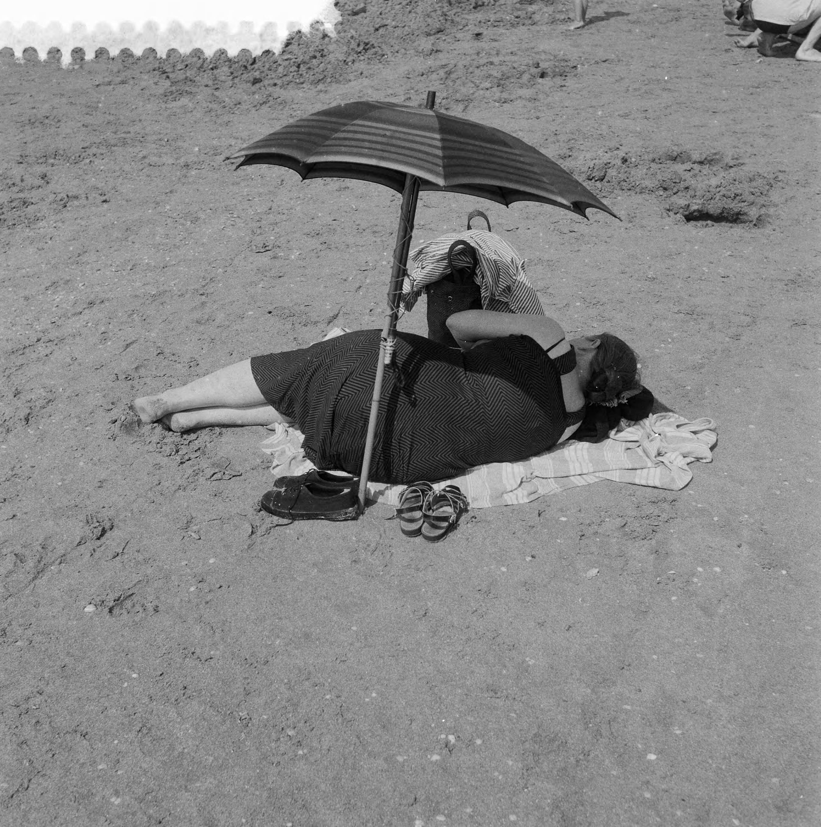 Fotocollectie Anefo — Strandleven te Zandvoort — Foto: Noske, J.D. / Anefo. Licentie: Set B: Rechtenvrij / Publiek Domein. Bron: Nationaal Archief. http://hdl.handle.net/10648/a966685c-d0b4-102d-bcf8-003048976d84