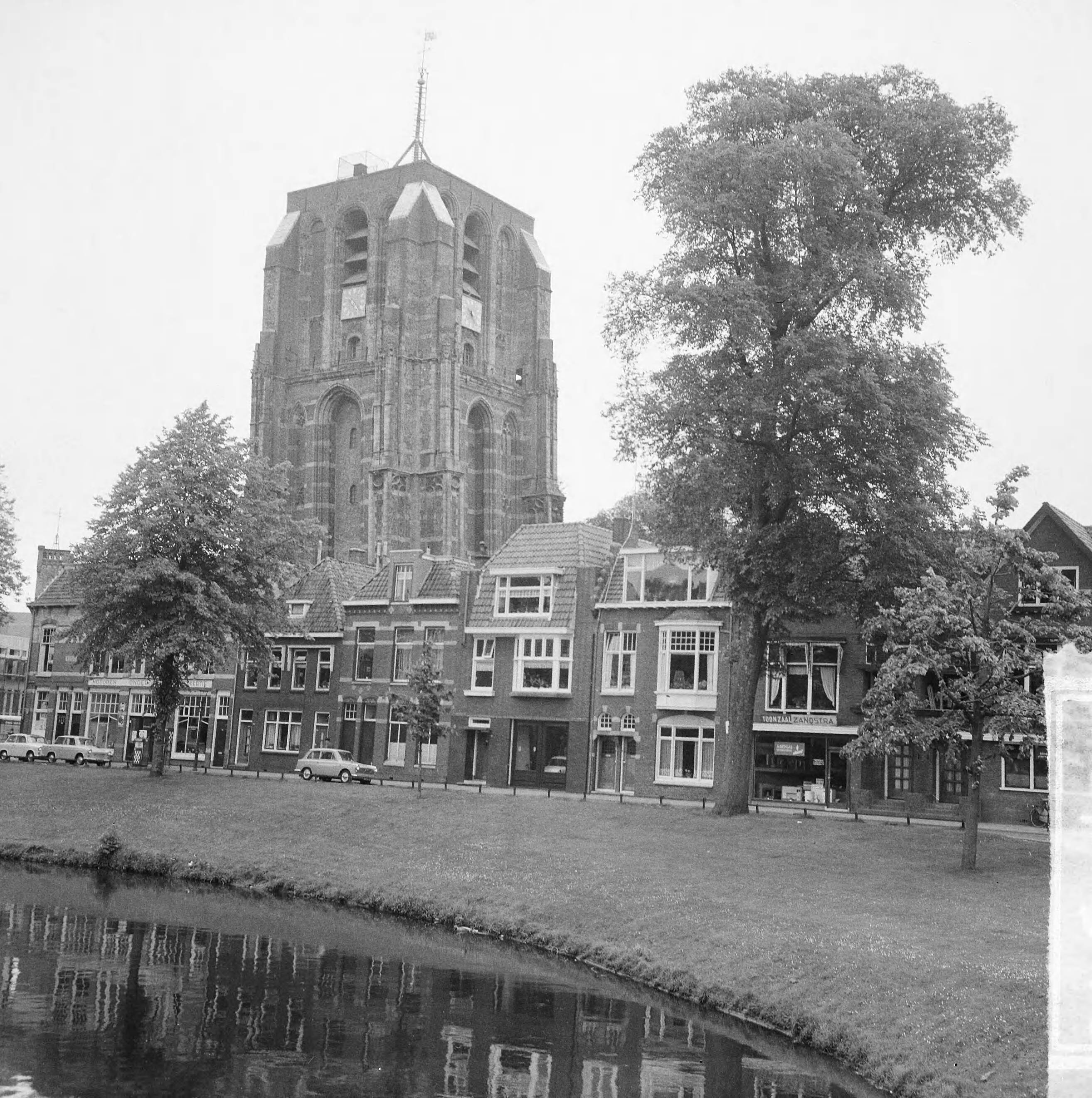 Fotocollectie Anefo — Oldehovetoren te Leeuwarden — Foto: Nijs, Jac. de / Anefo. Licentie: Set B: Rechtenvrij / Publiek Domein. Bron: Nationaal Archief. http://hdl.handle.net/10648/aaaca294-d0b4-102d-bcf8-003048976d84