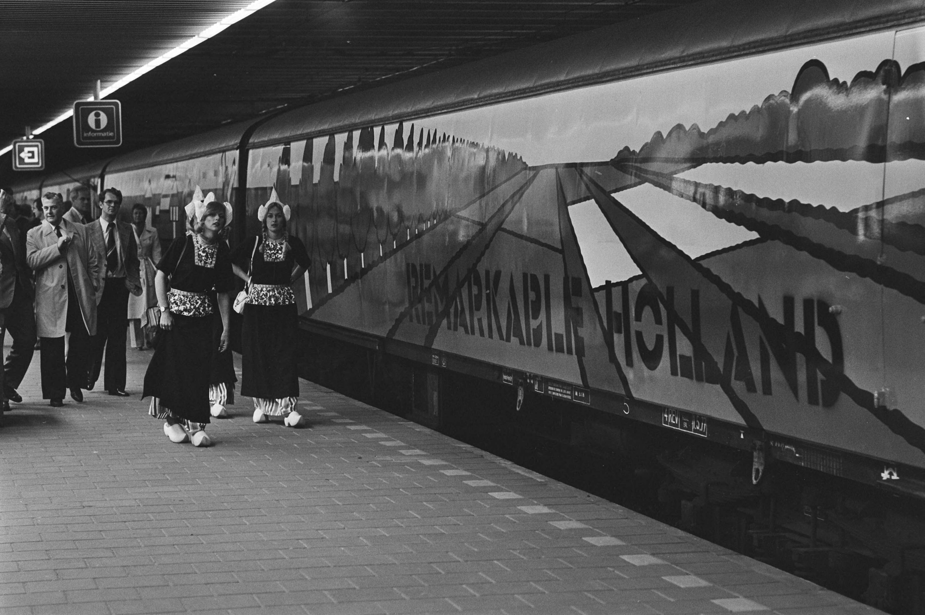 Remarkable Holland, start van een expositietrein vanaf Centraal Station Den Haag — Twee vrouwen in klederdracht — Foto: Croes, Rob C. / Anefo. Licentie: Set B: Rechtenvrij / Publiek Domein. Bron: Nationaal Archief. http://hdl.handle.net/10648/acd0de3c-d0b4-102d-bcf8-003048976d84