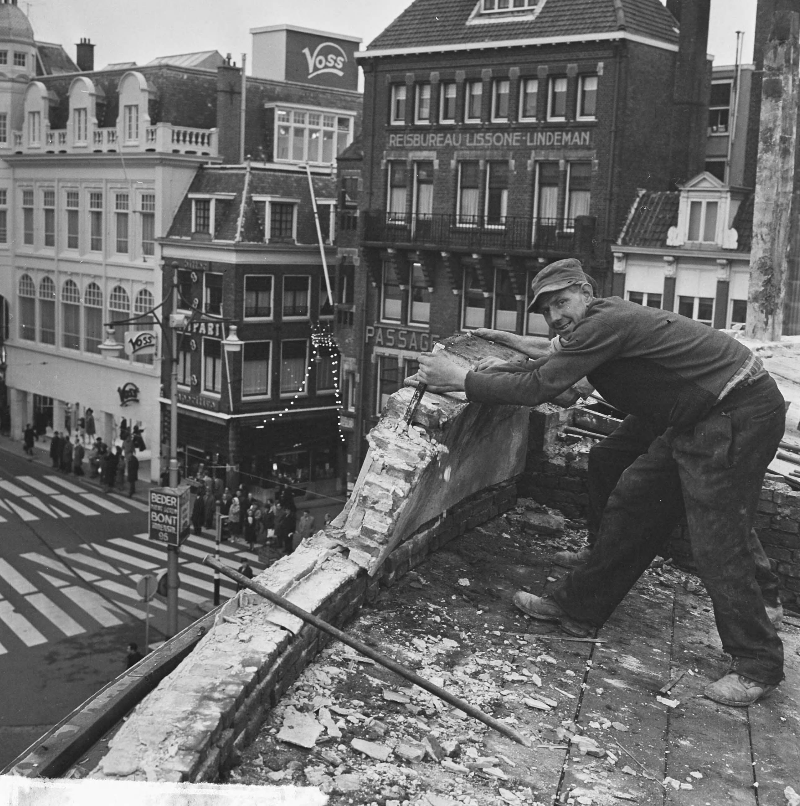 Fotocollectie Anefo — Den Haag krijgt nieuw hart, rond het oud stadhuis, begonnen met afbreken gebouwen — Foto: Koch, Eric / Anefo. Licentie: Set B: Rechtenvrij / Publiek Domein. Bron: Nationaal Archief. http://hdl.handle.net/10648/aa83b9e2-d0b4-102d-bcf8-003048976d84