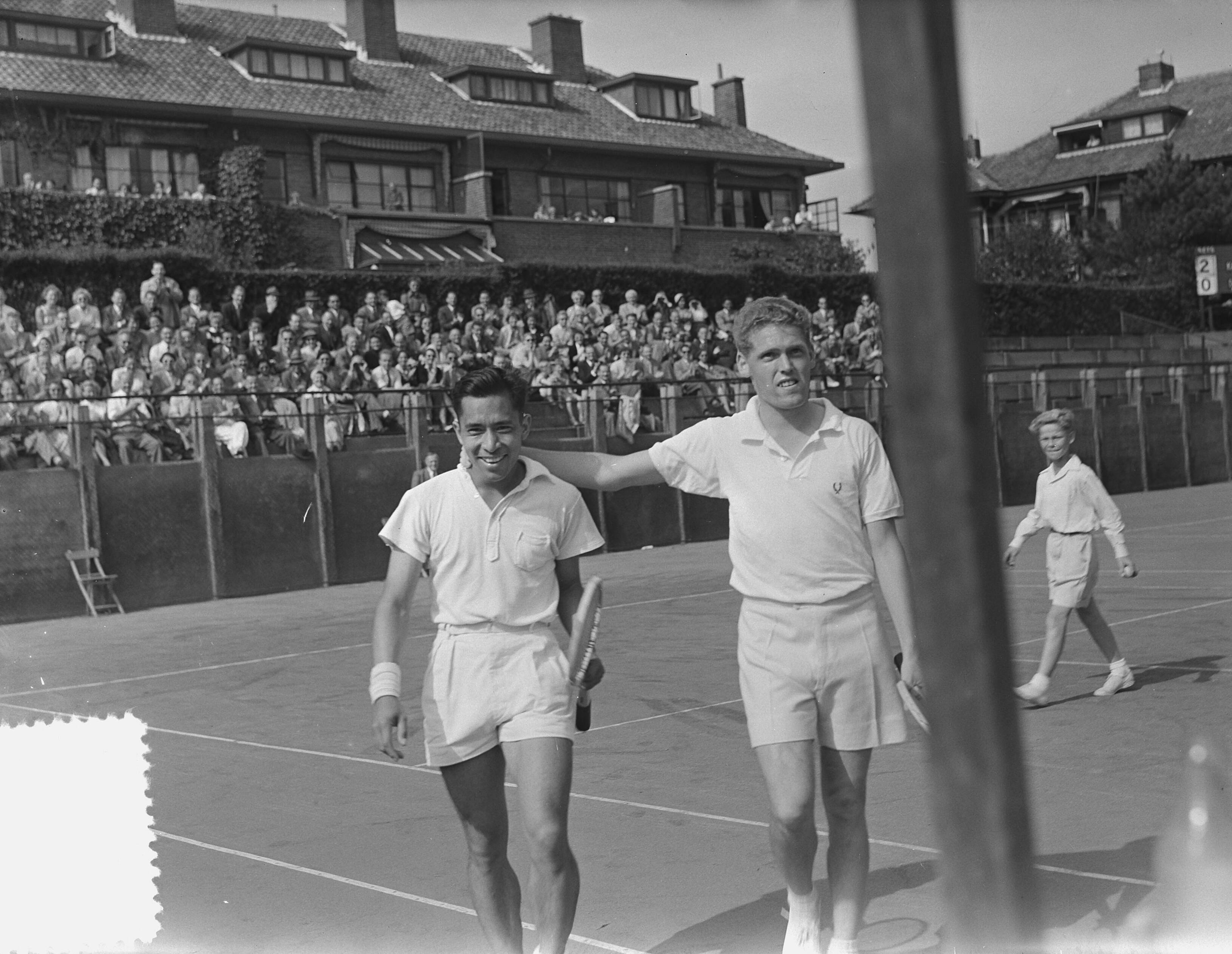 Tenniskampioenschappen Scheveningen — Tenniskampioenschappen Scheveningen. Lex Karamoy (links) won de titel in het enkelspel. Rechts Fred Dehnert, zijn tegenstander in de finale — Foto: Bilsen, Joop van / Anefo. Licentie: Set B: Rechtenvrij / Publiek Domein. Bron: Nationaal Archief. http://hdl.handle.net/10648/a911998a-d0b4-102d-bcf8-003048976d84